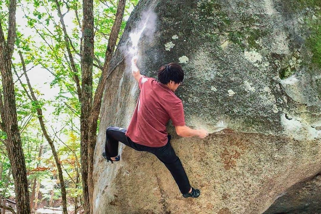 村井隆一さんのインスタグラム写真 - (村井隆一Instagram)「Hōtō(V14)✔︎ 2nd ascent ほうとう(五段) ________________________________________ Stoked to make an ascent of @keenantakahashi bloc. Cold conditions have begun. When I tried it in the summer season, I couldn't compete at all, but yesterday I had a completely different impression. Granite is especially remarkable. This line has many parts that make full use of heel hooks, and it fits me quite well. Great rock, perfect line💯  Takaki Mikura(V14)✔︎ 高き御座(五段) ________________________________________ And finally I finished off legendary Tokio Muroi problem that I had worked on little by little ever year. So far I had struggled at sloper-compression crux in the upper part, but yesterday @keiichirokorenaga found new beta and it made me successful🙏  photo @nari.tomo   @rokdo_team  #climbing#bouldering#Mizugaki @frictionlabs @organicclimbing @unparallelup @rockmasterhq @apexclimbingyotsuya @team_edelrid @clover_resole」10月15日 21時04分 - ryu____1