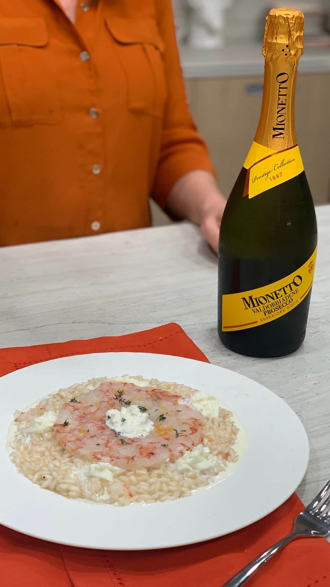 Mionetto Proseccoのインスタグラム：「Prepara con noi e con @soniaperonaci un gustosissimo risotto con crudo di gamberi.  E il brindisi? 🤔 Con un freschissimo calice di Valdobbiadene Prosecco Superiore DOCG – Prestige Collection. Cin cin! #mionettoprosecco #mionettoinsieme  Bevi Mionetto responsabilmente」