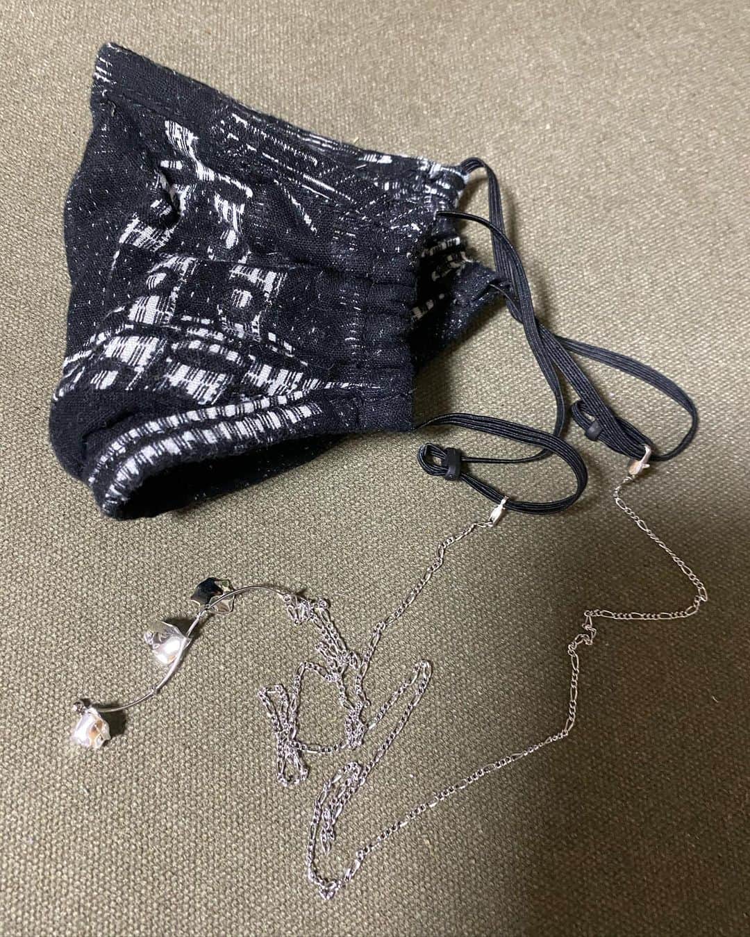 小谷昌太郎のインスタグラム：「MASKチェーンネックレス prot type 01 マスクの紐の部分につけて貰えれば マスクを取り外すシーンでも、ポケットや鞄や机に直置きせずに済みますし、解放された空間でマスクを付けていたくない時なんかにピッタシやし 何よりマスクつけててもカッコええと思います。 瞬足をはいてカーブで差をつけたタイプの人には切におすすめどす。 普通にネックレスとしても使えます。 僕がまじで一個ずつ丁寧につくります！」