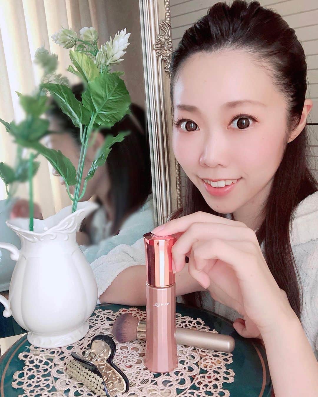 のインスタグラム：「久しぶりの #美容レポ  最近よくモデルさんの投稿とかに登場してて 気になってたナールスリッチ🌼  @nahlsrich 1週間使ってみました ⠒̫⃝*｡೨⋆*✩  ꙳✧˖°⌖꙳✧˖°⌖꙳✧˖°⌖꙳✧˖°⌖꙳✧˖°  ナールスリッチとは？ ▶︎▶︎▶︎ナールスゲンを配合した美容液  ナールスゲンとは…？ ▶︎▶︎▶︎年齢とともに休眠状態になる線維芽細胞を休眠状態から活動的な状態に✨ みずから自発的にコラーゲンやエラスチンを生み出してくれるんだって❣️ 👉これってすごいことですよね…🙊  ꙳✧˖°⌖꙳✧˖°⌖꙳✧˖°⌖꙳✧˖°⌖꙳✧˖°  使った感じは… すーっと伸びてまったくべたつかない୨୧  さらっとしてるし、 こすりたくない目元の乾燥対策にバッチリでした✌️  使い続けると どんどんお肌が目覚めていくんだって👀  目覚めろ、私の眠ってる肌！！（笑）  引き続きしっかり使っていきます😆❣️  @nahlsrich  #美容液 #コラーゲン #エラスチン #ビタミンC誘導体 #エイジングケア #ナールスゲン #ナールスリッチ #美容 #美容オタク #スキンケア #コスメ #乾燥対策」