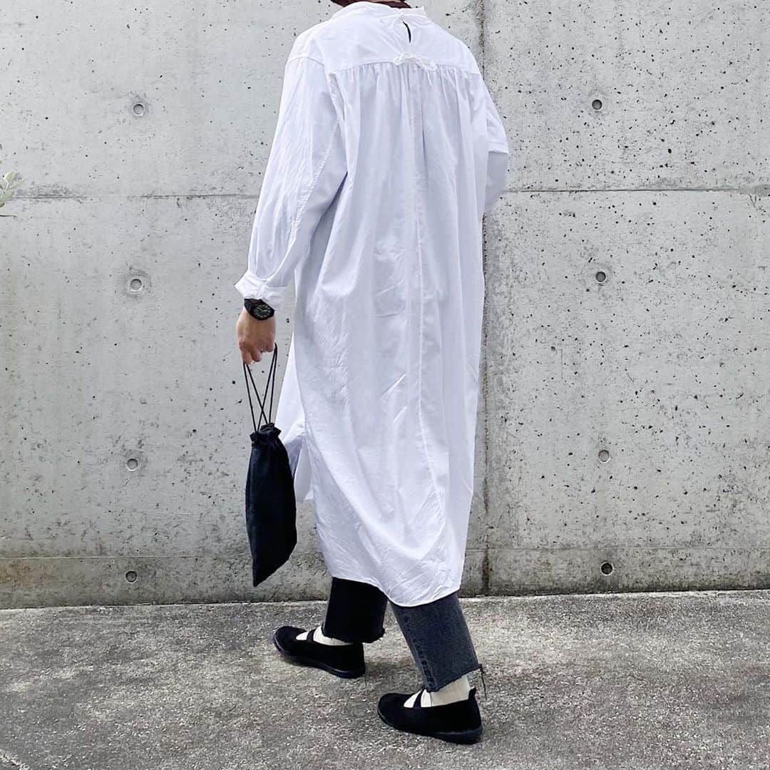 ryokoさんのインスタグラム写真 - (ryokoInstagram)「▪︎ . 後ろのリボンが可愛い白のマキシシャツと ブラックデニム . . . dress #airroomproducts  bottoms #apc shoes #moonstarshoes  bag #era_goods」10月15日 20時58分 - ryo___ka