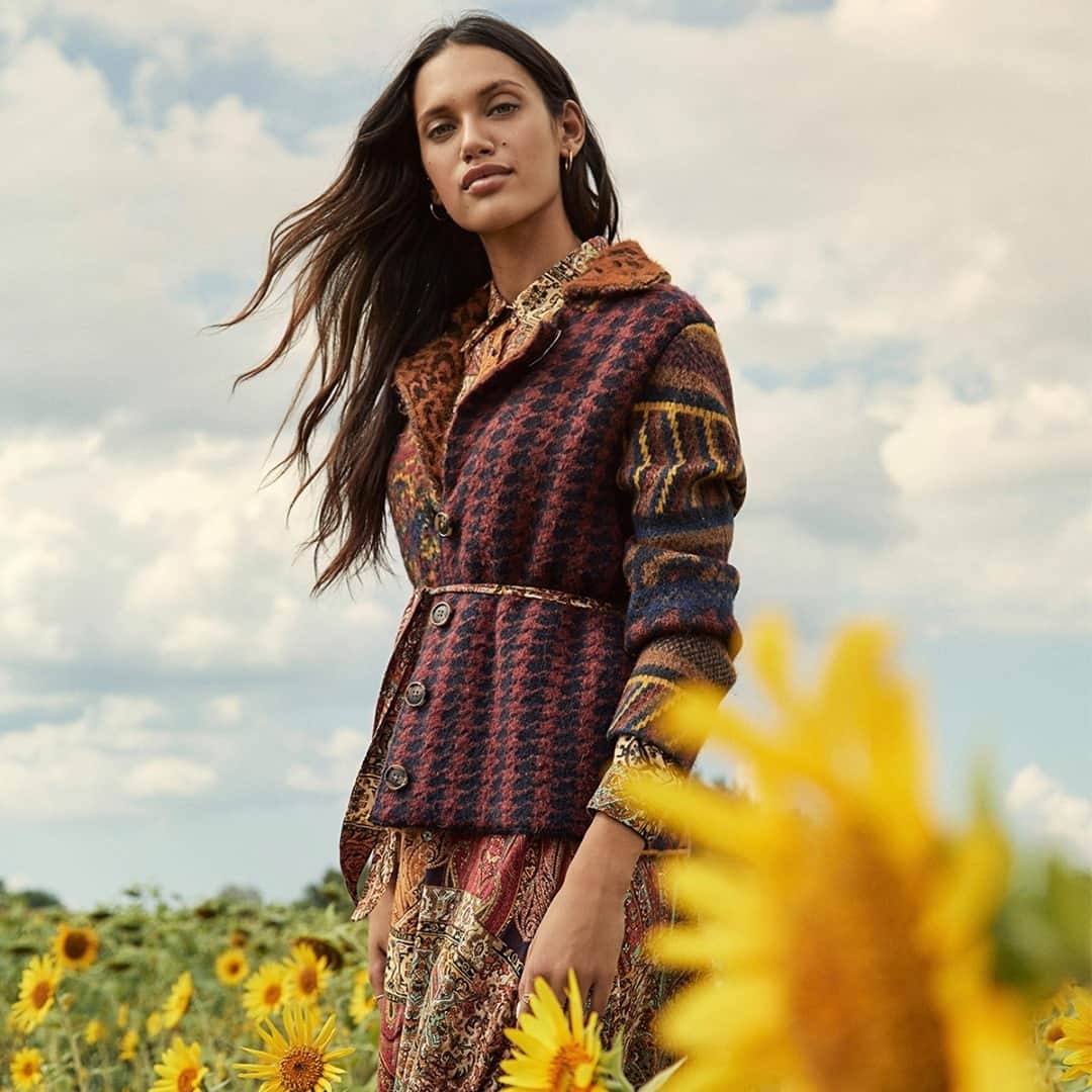 デシグアルのインスタグラム：「Cosy knitwear matches dresses for a bohemian way of living 🌻」