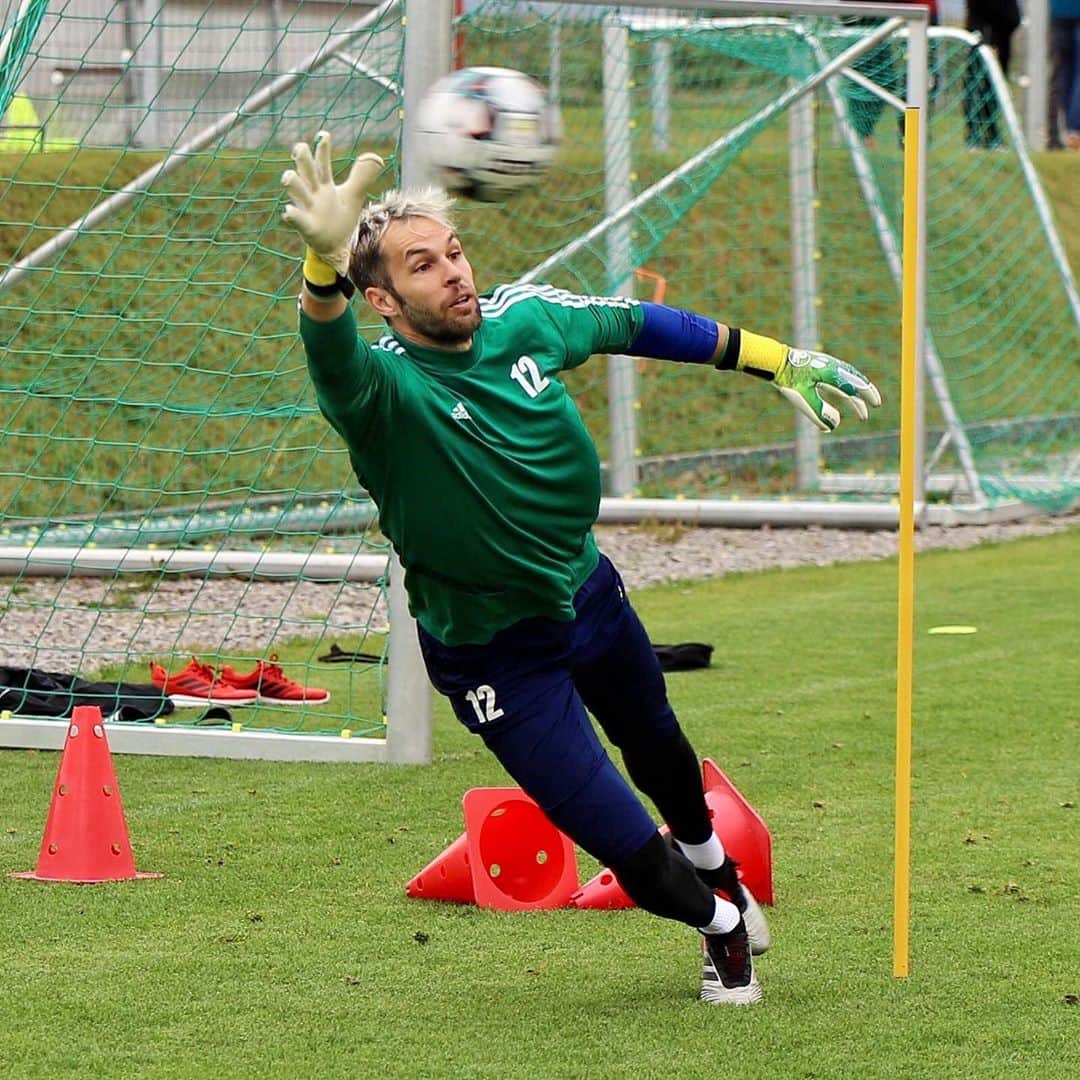 ヘスス・フェルナンデス・コラードのインスタグラム：「Training day - Flying mode!! 🛫 ⚽️ 🛬 #work#football#goalkeeper#training#instamood#picoftheday #rggoalkeepergloves#rgfamily#sepsiosk🔴⚪️」