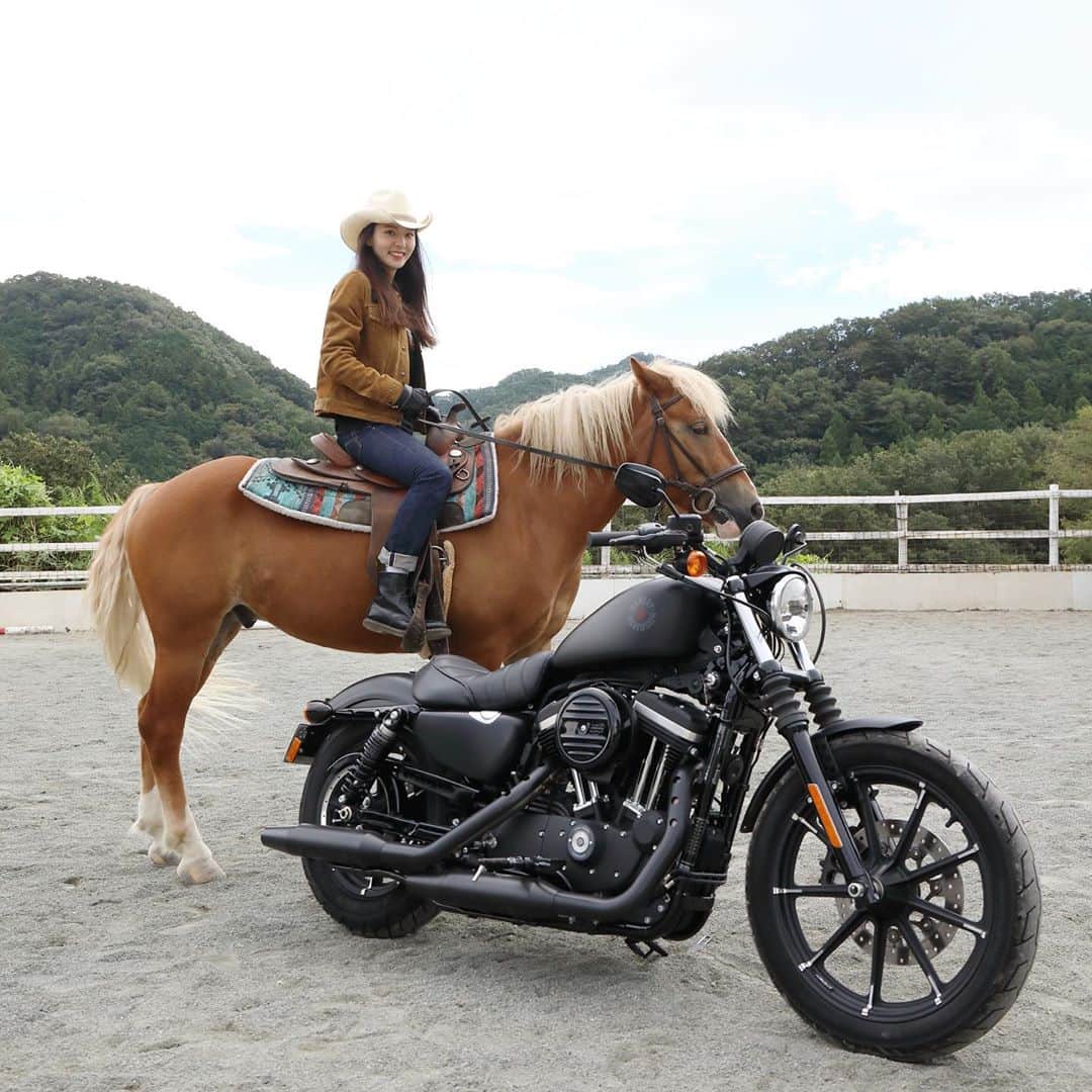 宮原華音さんのインスタグラム写真 - (宮原華音Instagram)「🐴🐴🐴🐴🐴﻿ ﻿ 乗馬体験もしました🐴✨﻿ ハーレーと馬のコラボ🏍🐴﻿ ﻿ ﻿ 初めて自分だけの﻿ 誘導で馬に乗った🐴﻿ ﻿ 乗馬もいいな🤔💕  #clubharley #クラブハーレー #乗馬 #バイク #バイク女子 #大型バイク #大型バイク女子 #harlaydavidson #ハーレーダビッドソン #ハーレー女子」10月15日 21時01分 - miyahara_kanon