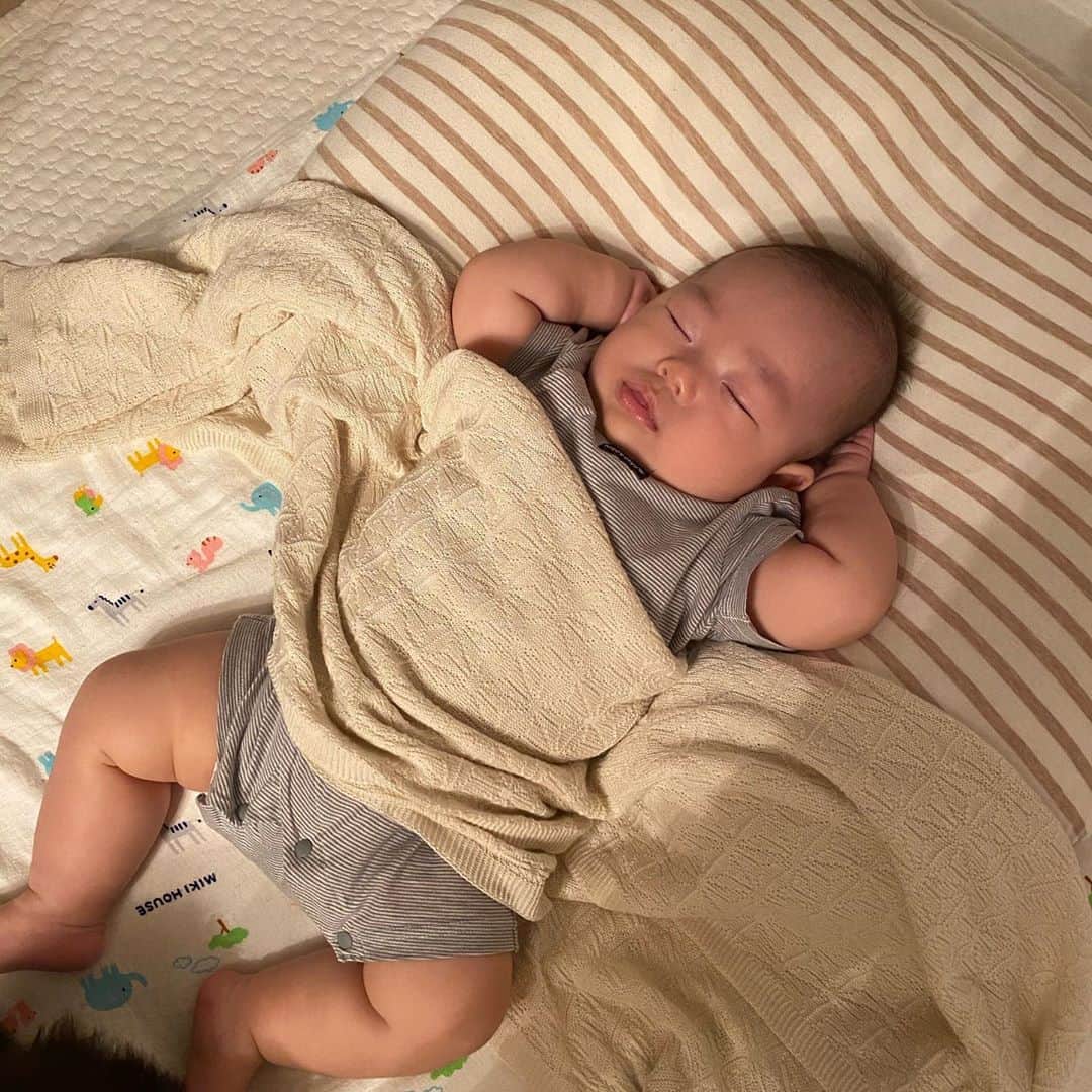 田崎佑一さんのインスタグラム写真 - (田崎佑一Instagram)「赤ちゃんってこうやって寝るんですか？」10月15日 21時01分 - tasakipan