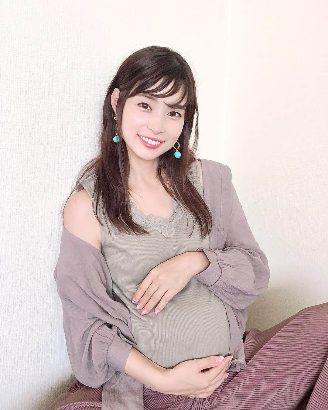 三佐和あやのインスタグラム：「こんばんは🌙 お陰様で今日から 臨月突入しました✨🥺今日の妊婦健診でぱくちゃんも元気いっぱいで 2700gあるんだって👶 生まれる頃には3100gほどになる予定🎀 ・ 皆さま、親切なメッセージや 心の温まるコメントを いつもありがとう‼️✨元気をもらっていますよ😆💕 ・ お写真 2枚目〜 ・ 育毛・発毛の リーブ21さんに出演させていただいてますので、少しupしますね ✨ ・ はやく撮影📸復帰したいなぁ😆🤲 ﻿ +*————————*+﻿  #pr #秋コーデ #きょこ #いつコ #シンプルコーデ #大人カジュアル #ママコーデ #ママリ #ママファッション #マタママ #ファッション #お洒落 #バッグ #fashion #ootd #大人女子 #アラサー #アラフォー #大人可愛い #ママ #マタママ #ぷんにー #マタニティ#3児ママ #関西ママ #ママコーデ #アラサーママ #30代コーデ#モデル」