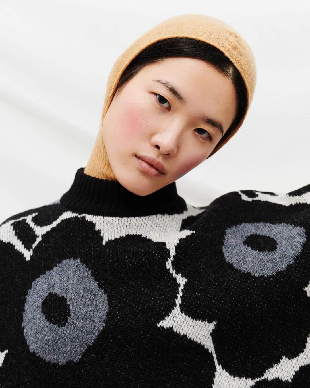 マリメッコのインスタグラム：「Add flower power to the darkest season with the beloved Unikko (poppy) pattern. The Unikko pattern blooms in black and delicate pink in the new Onnekas Unikko knitted pullover available at marimekko.com and in-store. #marimekko」
