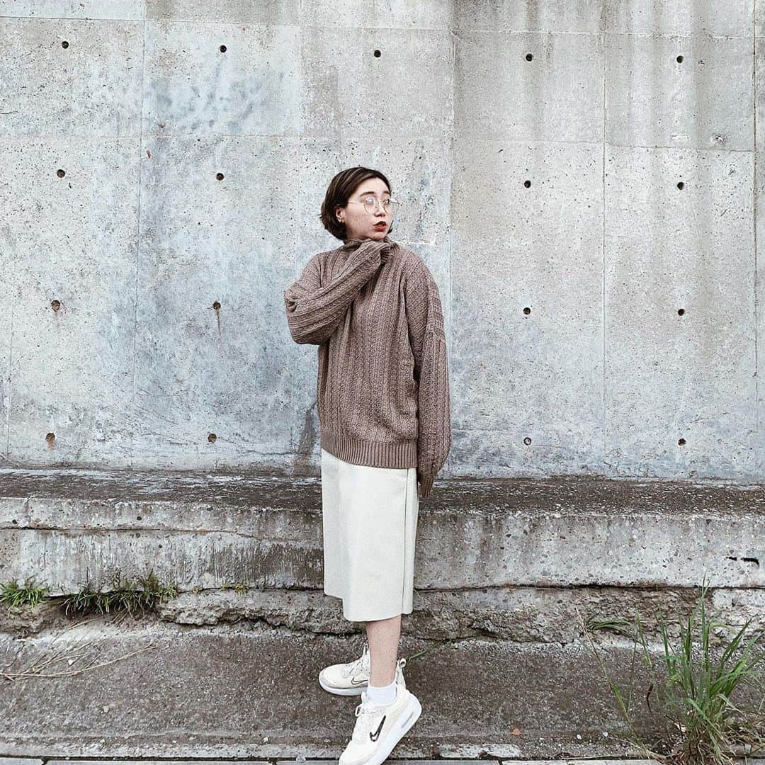 のインスタグラム：「brown🐻 久々🤎 やっぱり寒くなってくると 着たくなる色だよね🤎 この日は寒くて初ニット🧶 上下 @fifth_store ☑️ #fifth のニットは買いやすいお値段なのに チクチクしない優秀さ👏🏼 エコレザーのスカートも柔らかくて着やすいから色々コーデ考え中🐻🤎 やっぱり、秋冬のお洋服って かんわいーーーーーっ . . #fifth #fifthtl #フィフス #スカート #ニット #秋コーデ #ママコーデ #スカートコーデ #フェイクレザーミディスカート #ボトルネック透かし編みボリュームニット  . . 50%offクーポンも出ていたから 秋冬の可愛いお洋服チェックすべしだね☺️❤️」