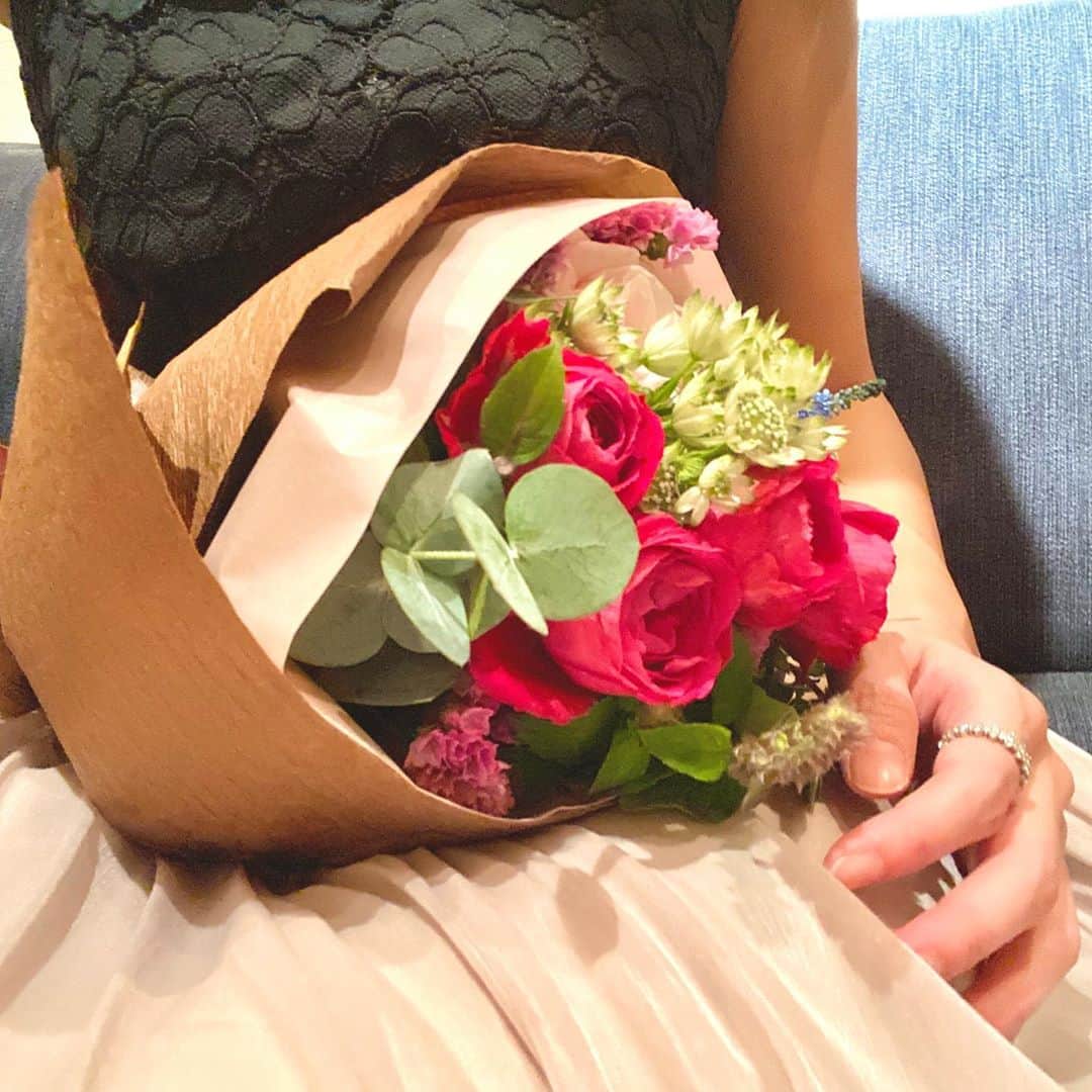 杉下理世のインスタグラム：「仕事もプライベートも心機一転な10月を過ごしております🌿 日々目まぐるしすぎて、半月が一瞬で過ぎましたよ…🤯 今日お打ち合わせに行った先で、ミーティング終わり帰ろうとしていたら… @legrandbleu1998art さんに、とっても可愛いフラワーブーケを頂きました😍🌼 仕事柄あまりお花をもらう機会がないので、本当に嬉しすぎました😭💕 幸せな気持ちを頂いちゃいました🧡 #flower #flowerbouquet #フラワーブーケ #花束 #legrandbleu #flowershop #お花のある暮らし」