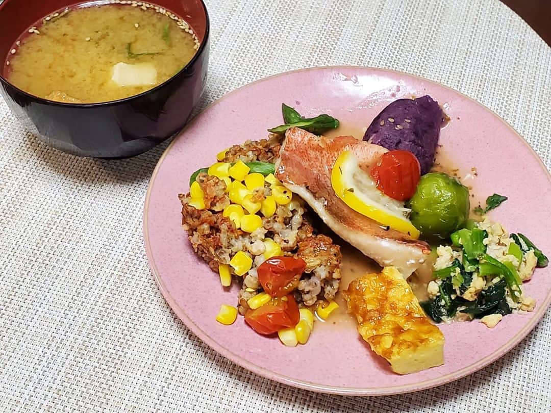 千鶴さんのインスタグラム写真 - (千鶴Instagram)「. FIT FOOD HOMEさんの 無添加のお総菜弁当  10月から新しく発売の 腸内環境の改善を目指した食事の 「キレイミール」 【美と健康と腸活サポート】  💙カレイの唐揚げ中華あんかけ  ❤魚介のポワレ香草バターソース  みそ玉もついてて本当にこれひとつで ささっとご飯ができちゃう上に 栄養抜群とか助かります涙  #おうちごはん #宅配サービス #冷凍食品 #fitfoodhome #tavenal  #キレイミール #腸活 #pr」10月15日 21時12分 - chiduru9898