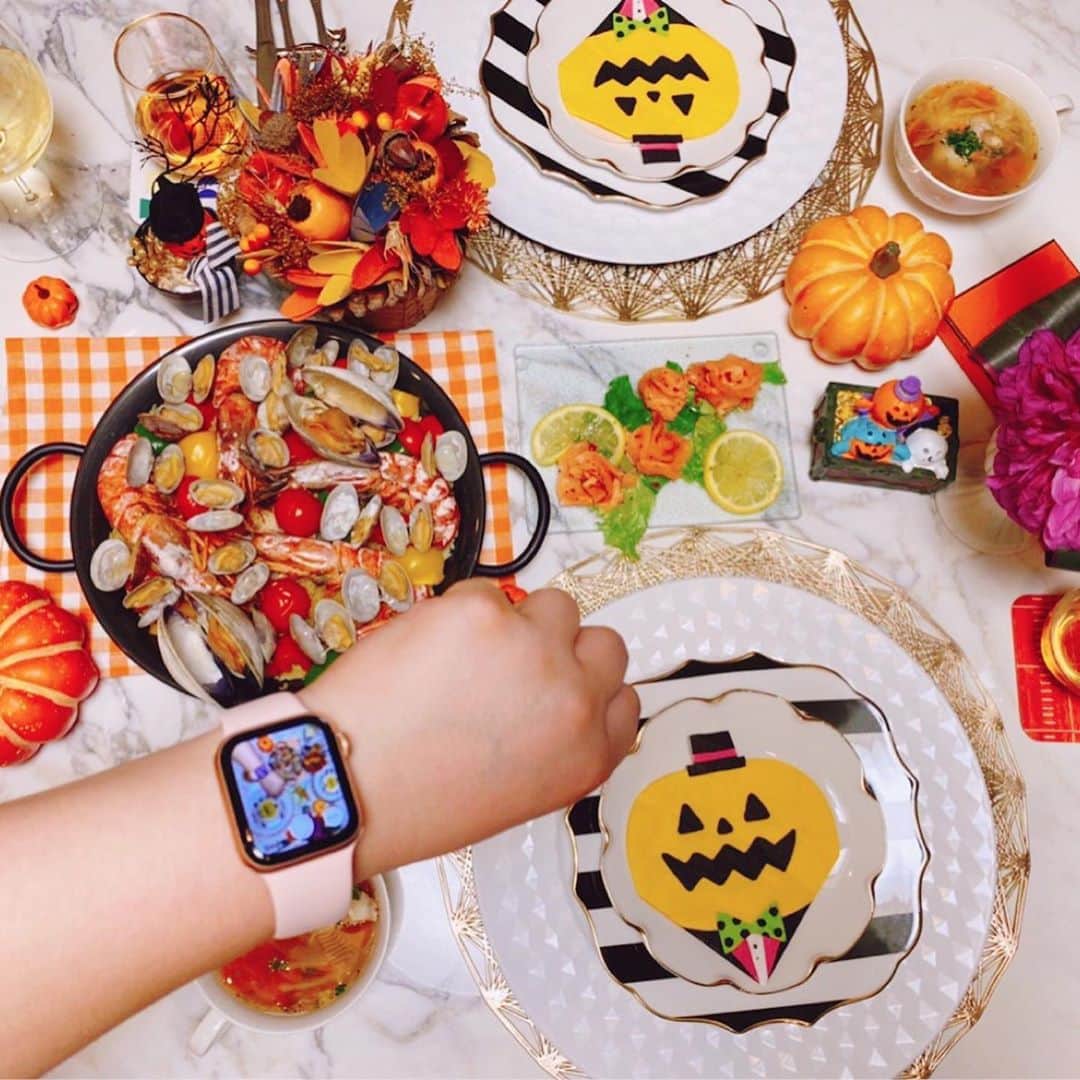 倉岡生夏のインスタグラム：「ハロウィンレッスン🎃始まりました〜。❣️ ・ ・ 今日は結構寒くてびっくりしました💦ニットとストールだけでは寒かったです😂みなさんも気をつけてくださいね〜❣️ ・ ・ そして、ハロウィンレッスン🎃はじまりました💓 少人数でハロウィンパーティーのようなお料理教室です✌️ ・ ・ 写真は生徒さまが撮ってくださいました❣️ アップルウォッチからパシャっと指示がだせるみたい！ ・ ・ ハロウィンは、写真以外にもメニューが盛りだくさん〜💓 ・ ・ 私は最近健康メニューにハマっています✌️ また載せますね💓 ・ ・ ・ #ハロウィン料理  #パエリア  #ホームパーティー  #愛され料理 #おうちごはん  #おうちレストラン  #ハロウィンメニュー  #デリスタグラマー #料理好きな人と繋がりたい  #パーティー料理  #おうちごはん記録 @francfranc_life」