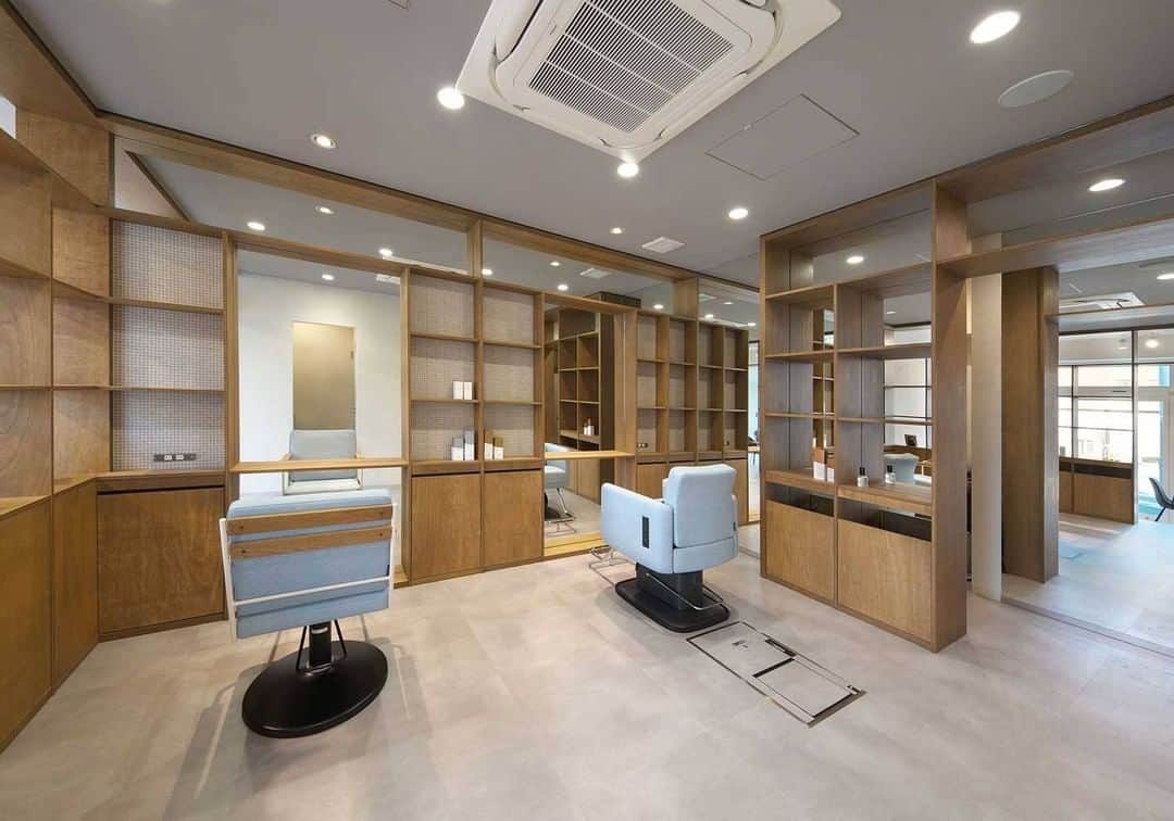 のインスタグラム：「ef hair salon（兵庫県芦屋市） ＜スタイリングチェア＞タカラベルモント　r.a.f WHITE #W01 @tb.net_r.a.f ＜多機能チェア＞タカラベルモント OASIS CHAIR Mee ＜設計施工＞タカラスペースデザイン株式会社 @tb.net_salondesign  #takarabelmont #タカラベルモント #takaraspacedesign #タカラスペースデザイン #salondesign #takara_salondesign #サロンデザイン #美容室 #美容室内装 #美容室内装デザイン #美容 #サロンインテリア #多機能チェア  #OASIS_CHAIR_Mee #Mee #takara_raf #raf  #salon  #ef_hair_salon」