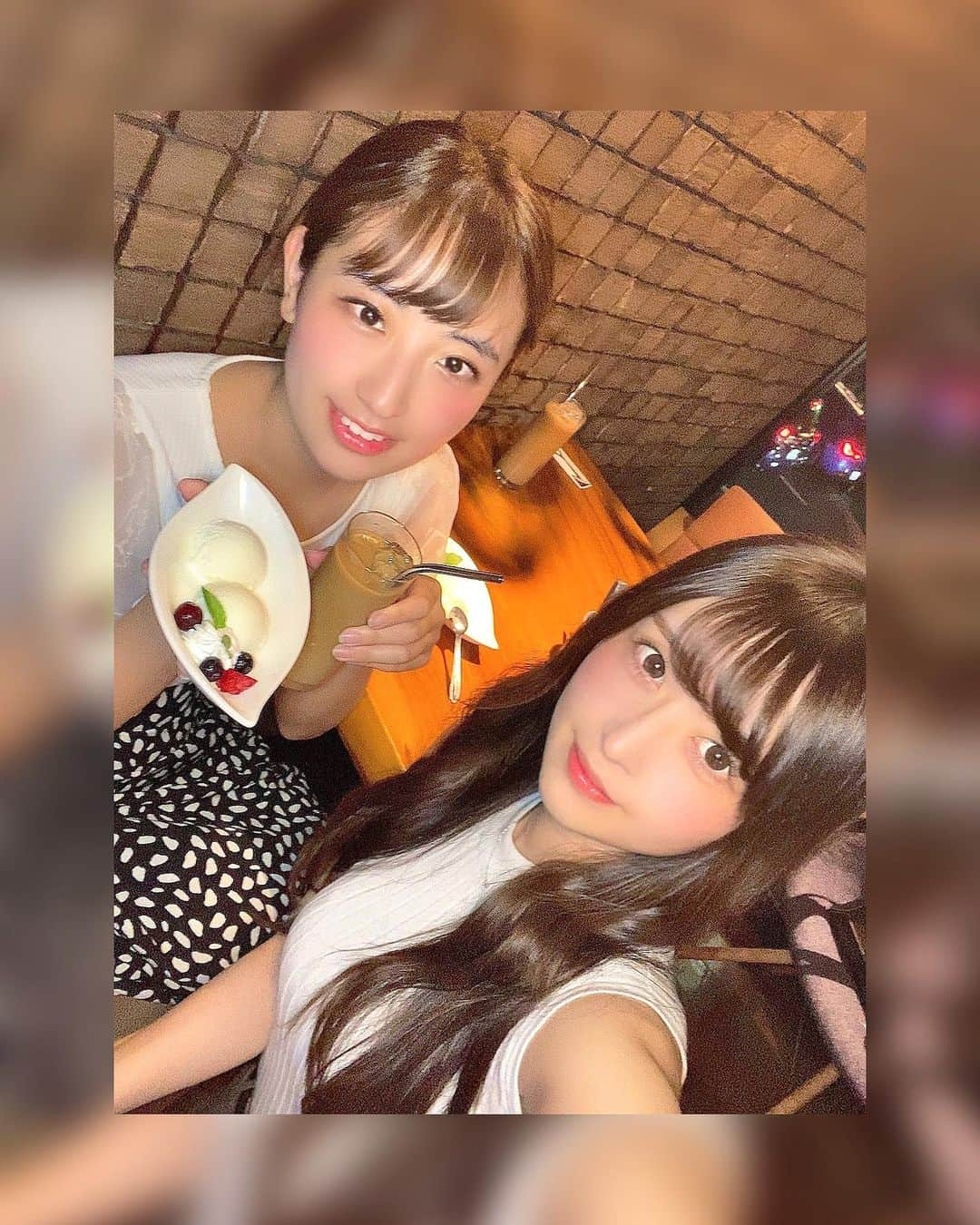 ぴちゅのインスタグラム：「８❓年ぶりに井口真緒ちゃんと👯‍♀️ ⇧ の顔ダブルタップと右上の🏷しおりマークの【２つ】タップして下さったら教えて下さい🥺💓﻿ ﻿ ﻿ ﻿ （その２つが非常に嬉しいのです🐸♡）﻿ ﻿ ﻿ ﻿ ☝️🏻２つのタップ後、絵文字コメントもぜひです🙇🏻‍♀️﻿ お久しぶりになってしまいましたが皆さんお元気ですか❓ 教えてください！✍🏻✍🏻✍🏻（返信させて下さい🙇🏻‍♀️）﻿ ﻿ ⬇️⬇️⬇️本日の文章はもう少し下にあります⬇️⬇️⬇️ ﻿ ﻿ ﻿ ﻿ ​───────​─❌❌❌───​──────﻿ ・ネット上胡散臭くてごめんなさい﻿ ・写真は奇跡の一枚で、実物はどぶねずみです﻿ ・ぴちゅという名前で呼ばれています（会社の名刺も）﻿ ・声非常に低く、クシャミは驚かれるレベルです﻿ ​───────​─❌❌❌───​──────﻿ ﻿ 動画は計４００万、﻿ フォロワー計１４万名、インスタは４６,０００名になりました。﻿ 本当に嬉しいです。いつも誠にありがとうございます。﻿ よく言われるマイナスイメージ❌は👇🏻をご覧下さい。﻿ 最近も１,４００～５,０００名程の方々いいね、﻿ ２００～５００件程のコメントありがとうございます。（数枚除く）﻿ ﻿ ✱ストーリーやフィードでのタグ付けも嬉しいです！﻿ いいねさせていただいております😭🙏🏻❤︎.*﻿ ﻿ ​───────​───────​───────﻿ ﻿ ﻿ ﻿ ⬇️⬇️⬇️皆さまこんばんわ。やっと本日の本文です⬇️⬇️⬇️﻿ ﻿ ﻿ ﻿ ８❓７❓年ぶりに﻿ 真緒ちゃんと🤤🍗（もっと昔かも…）﻿ ﻿ ﻿ 「プリ撮ったの懐かしい…😳♡」﻿ 「お祭りも行ったね…😳🏮👘！」﻿ ﻿ という懐かしいトークで一瞬で時間が過ぎていった﻿ 久しぶりすぎるごはん…💗﻿ ﻿ 昔と変わらず可愛くて﻿ ずっと今もピュアで素直な女の子で﻿ 心も綺麗な真緒ちゃん。﻿ ﻿ こんな女性でいたいなぁ…﻿ と思わせてくれる子です。﻿ ﻿ 昔の私は今より１２kgデブで﻿ 服も変で﻿ チャンピオンベルトをしていたレベルなので﻿ そんな私と仲良くしてくれていた真緒ちゃん、﻿ 本当にありがとう…🥺😞﻿ （お恥ずかしい…）﻿ ﻿ 今はお互いOLなので﻿ 社会人として頑張っていきます💪🏽( ¨̮ 💪🏽)﻿ ﻿ 仕事の話も楽しかったなぁ…！﻿ ﻿ 来月また会うの楽しみ！﻿ ごはんもまたいこー🍽😚﻿ ﻿ ﻿ ﻿ ​───────​───────​───────﻿ ﻿ Tiktokアプリでpichu921のフォローをお待ちしています。﻿ （フォロー後ぜひ教えて下さい！）﻿ 変顔ばかりですが…🤮﻿ ３万名の方フォローありがとうございます。﻿ こんな動画みたい、などあれば教えて下さい！﻿ チャレンジします！﻿ ﻿ ​───────​───────​───────﻿ ﻿ ※先日の9このコラージュ画像投稿に﻿ 🏅会社、サイバーエージェントや﻿ ABEMA（AbemaTV）でいただきました﻿ 表彰🥇反省点❌﻿ 仕事について記載しております。﻿ その左上画像投稿は﻿ いいね４,６００名コメント４６０件﻿ ありがとうございます😞🙏🏻❤︎.*﻿ ﻿ ​───────​───────​───────﻿ ﻿ 「仕事内容＆－１２㌔ダイエットについて」は﻿  @pichu921 を押してプロフィールを参照下さいませ🙇🏻‍♀️﻿ 「よくいただく質問」や「マイナスイメージ❌」﻿ については、インスタのプロフィール下の﻿ ハイライトタイトル【🚹❌質問へ】へ🙇🏻‍♀️﻿ ﻿ ​───────​───────​───────﻿ ﻿ 🔔通知がすぐに届く方法🔔﻿ @pichu921 を押して【メッセージ】の横の﻿ 【フォローする】を押すと【フォロー中▽】となり、﻿ ここをもう一度押すと【お知らせ】があります。﻿ そのチェックを全てONにすると、﻿ 通知が届くようになります☑️﻿ 早いコメントは基本返信させていただいております。﻿ ぜひ、お待ちしております🙇🏻‍♀️ ﻿ ﻿ ​───────​───────​─────── ﻿ ﻿ ※実はいいねして下さった方の投稿を、﻿ たまにいいねさせて頂いております…🤫㊙️﻿  Please double tap the image. I'm waiting for your pictograph comments😍💗  ﻿ #japanesegirl #selca #selfie #japanese #japanesestyle #photoshoot #girl﻿ #girls #following #likeforlikeback #f4f #likeforlikes #follow #japanesegirls #instagood #flowers #happymoment ﻿ #likesforlike #ootd #友達 #friend」