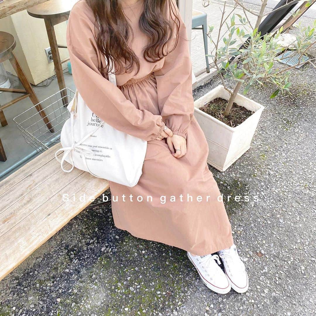 のインスタグラム：「ㅤㅤㅤㅤㅤㅤㅤㅤㅤㅤㅤㅤㅤ ㅤㅤㅤㅤㅤㅤㅤㅤㅤㅤㅤㅤㅤ ㅤㅤㅤㅤㅤㅤㅤㅤㅤㅤㅤㅤㅤ 🛒 : お知らせ ⌂ ͌ ㅤㅤㅤㅤㅤㅤㅤㅤㅤㅤㅤㅤㅤ 𝟸𝟶𝟸𝟶.𝟷𝟶.𝟷𝟽 ( 𝚜𝚊𝚝 ) 𝟷𝟸 : 𝟶𝟶 ~ ㅤㅤㅤㅤㅤㅤㅤㅤㅤㅤㅤㅤㅤ ZOZOTOWN にて 第 𝟸 弾 となる @inter_factory さんとのコラボワンピース👗を 発売する事になりました🥺❤️！ ㅤㅤㅤㅤㅤㅤㅤㅤㅤㅤㅤㅤㅤ . ㅤㅤㅤㅤㅤㅤㅤㅤㅤㅤㅤㅤㅤ 🤍 商品名：サイドボタンギャザーワンピース ㅤㅤㅤㅤㅤㅤㅤㅤㅤㅤㅤㅤㅤ 🤎 価格：5,400円(税込5,940円) ㅤㅤㅤㅤㅤㅤㅤㅤㅤㅤㅤㅤㅤ 🤍 カラー：ブラウン/カーキ ㅤㅤㅤㅤㅤㅤㅤㅤㅤㅤㅤㅤㅤ 🤎 サイズ：フリー ㅤㅤㅤㅤㅤㅤㅤㅤㅤㅤㅤㅤㅤ . ㅤㅤㅤㅤㅤㅤㅤㅤㅤㅤㅤㅤㅤ 明日 10月16日 21:00〜 インスタライブで おすすめポイントや着回しコーディネートの紹介 をしていこうと思っておりますので、 お時間ある方は遊びに来て頂けると嬉しいです🥺💕 ㅤㅤㅤㅤㅤㅤㅤㅤㅤㅤㅤㅤㅤ」