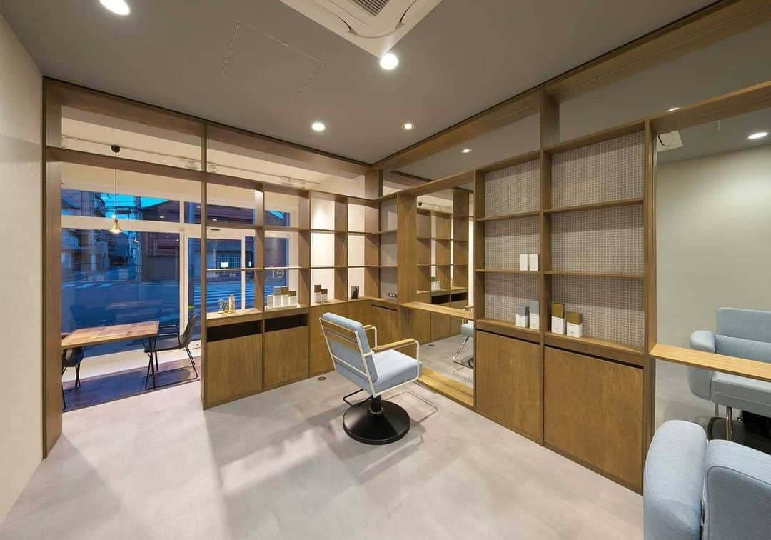 のインスタグラム：「ef hair salon（兵庫県芦屋市） ＜スタイリングチェア＞タカラベルモント　r.a.f WHITE #W01 @tb.net_r.a.f ＜設計施工＞タカラスペースデザイン株式会社 @tb.net_salondesign  #takarabelmont #タカラベルモント #takaraspacedesign #タカラスペースデザイン #salondesign #takara_salondesign #サロンデザイン #美容室 #美容室内装 #美容室内装デザイン #美容 #サロンインテリア #takara_raf #raf  #salon  #ef_hair_salon」