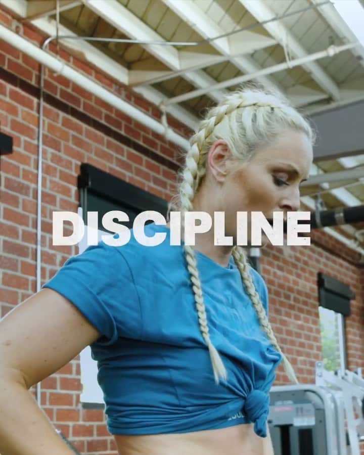 のインスタグラム：「This year has been a challenge, but remember that focus and discipline are the two things we can control. We got this! #OwnYourOutcomes today with the new @ProjectRock collection. Click the link in my bio to now! #ChooseProgress #projectrock」
