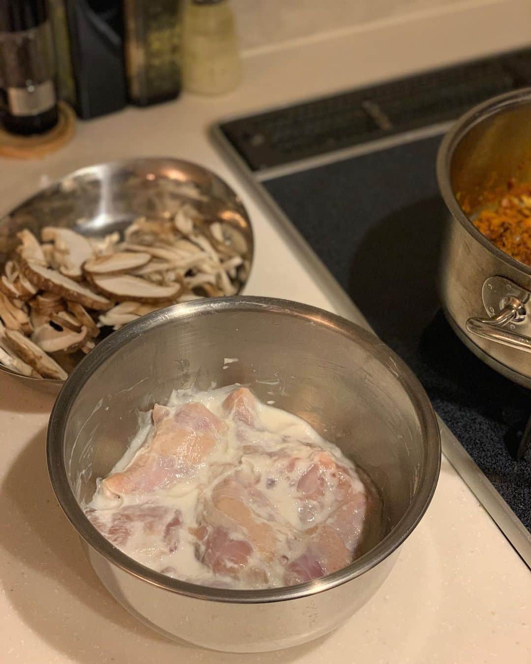 松見早枝子さんのインスタグラム写真 - (松見早枝子Instagram)「秋🍂の#スパイスカレー の開発を始めました🥄 ・ マリネした鶏手羽元に、旬のきのこたっぷり❗️ ・ 嗅覚だけでも身体がじんわり温まってくるようなスパイスを☺️ ・ 1度目は叩き台。 あと何回作ったら完成するかな😅 ・ スプーンでも身が外れるように工夫したのを伝えるが早いか、息子は手に持ってかぶりついていました…😀 ・ 潤いをテーマにした#薬膳カレー 🍛 ・ 美味しく完成しますように🙏 ・ ・ #インドカレー #チキンカレー #きのこカレー #粮理家 #ウェルネスフードスタイリスト #松見早枝子 #spicecurry #indiancurry #chickencurry #wellnessfoodstylist #saekomatsumi」10月15日 21時08分 - saekomatsumi