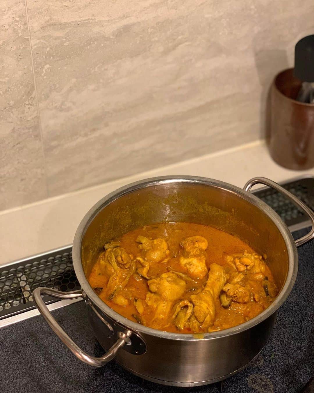 松見早枝子さんのインスタグラム写真 - (松見早枝子Instagram)「秋🍂の#スパイスカレー の開発を始めました🥄 ・ マリネした鶏手羽元に、旬のきのこたっぷり❗️ ・ 嗅覚だけでも身体がじんわり温まってくるようなスパイスを☺️ ・ 1度目は叩き台。 あと何回作ったら完成するかな😅 ・ スプーンでも身が外れるように工夫したのを伝えるが早いか、息子は手に持ってかぶりついていました…😀 ・ 潤いをテーマにした#薬膳カレー 🍛 ・ 美味しく完成しますように🙏 ・ ・ #インドカレー #チキンカレー #きのこカレー #粮理家 #ウェルネスフードスタイリスト #松見早枝子 #spicecurry #indiancurry #chickencurry #wellnessfoodstylist #saekomatsumi」10月15日 21時08分 - saekomatsumi
