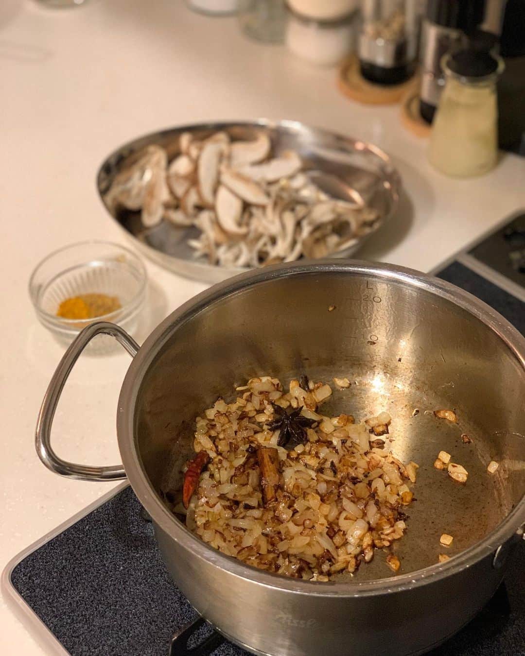 松見早枝子さんのインスタグラム写真 - (松見早枝子Instagram)「秋🍂の#スパイスカレー の開発を始めました🥄 ・ マリネした鶏手羽元に、旬のきのこたっぷり❗️ ・ 嗅覚だけでも身体がじんわり温まってくるようなスパイスを☺️ ・ 1度目は叩き台。 あと何回作ったら完成するかな😅 ・ スプーンでも身が外れるように工夫したのを伝えるが早いか、息子は手に持ってかぶりついていました…😀 ・ 潤いをテーマにした#薬膳カレー 🍛 ・ 美味しく完成しますように🙏 ・ ・ #インドカレー #チキンカレー #きのこカレー #粮理家 #ウェルネスフードスタイリスト #松見早枝子 #spicecurry #indiancurry #chickencurry #wellnessfoodstylist #saekomatsumi」10月15日 21時08分 - saekomatsumi