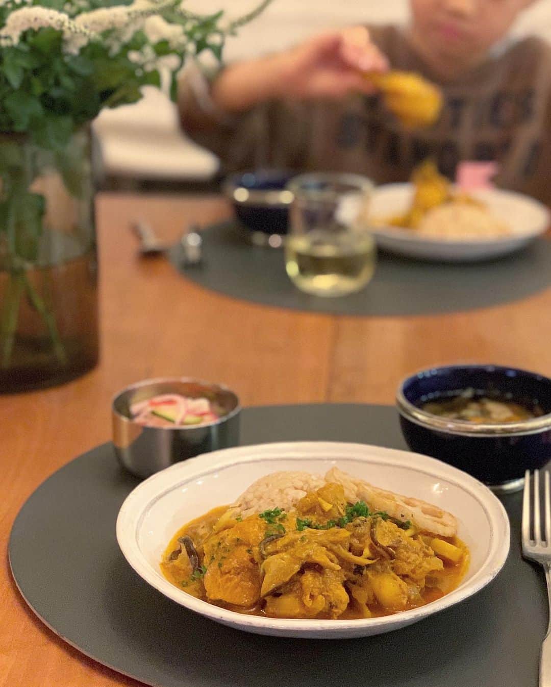 松見早枝子さんのインスタグラム写真 - (松見早枝子Instagram)「秋🍂の#スパイスカレー の開発を始めました🥄 ・ マリネした鶏手羽元に、旬のきのこたっぷり❗️ ・ 嗅覚だけでも身体がじんわり温まってくるようなスパイスを☺️ ・ 1度目は叩き台。 あと何回作ったら完成するかな😅 ・ スプーンでも身が外れるように工夫したのを伝えるが早いか、息子は手に持ってかぶりついていました…😀 ・ 潤いをテーマにした#薬膳カレー 🍛 ・ 美味しく完成しますように🙏 ・ ・ #インドカレー #チキンカレー #きのこカレー #粮理家 #ウェルネスフードスタイリスト #松見早枝子 #spicecurry #indiancurry #chickencurry #wellnessfoodstylist #saekomatsumi」10月15日 21時08分 - saekomatsumi