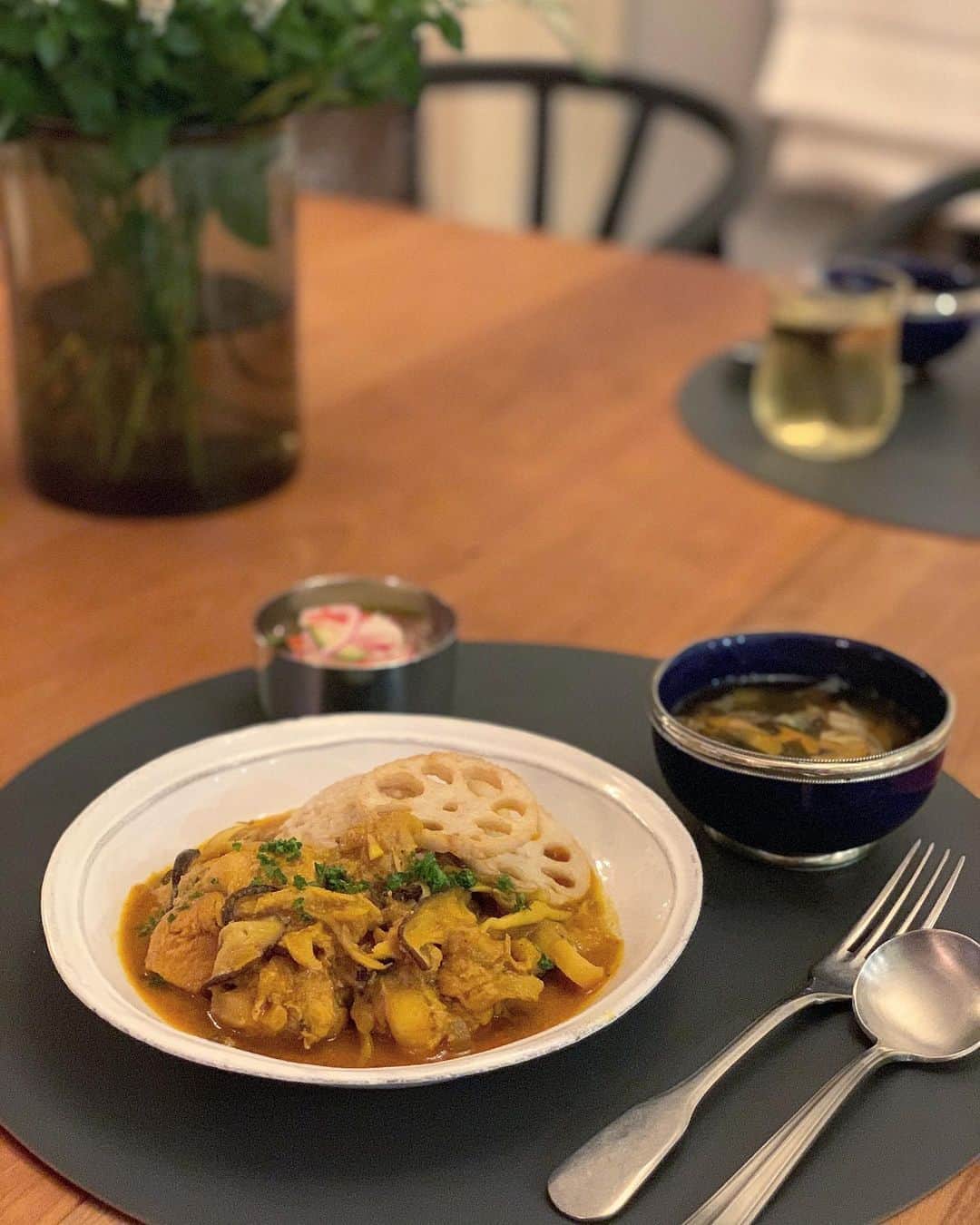 松見早枝子さんのインスタグラム写真 - (松見早枝子Instagram)「秋🍂の#スパイスカレー の開発を始めました🥄 ・ マリネした鶏手羽元に、旬のきのこたっぷり❗️ ・ 嗅覚だけでも身体がじんわり温まってくるようなスパイスを☺️ ・ 1度目は叩き台。 あと何回作ったら完成するかな😅 ・ スプーンでも身が外れるように工夫したのを伝えるが早いか、息子は手に持ってかぶりついていました…😀 ・ 潤いをテーマにした#薬膳カレー 🍛 ・ 美味しく完成しますように🙏 ・ ・ #インドカレー #チキンカレー #きのこカレー #粮理家 #ウェルネスフードスタイリスト #松見早枝子 #spicecurry #indiancurry #chickencurry #wellnessfoodstylist #saekomatsumi」10月15日 21時08分 - saekomatsumi