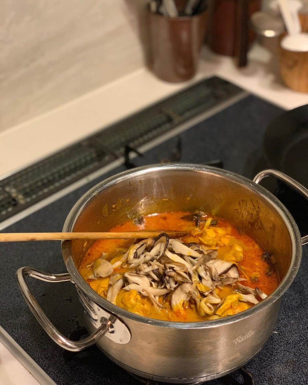 松見早枝子さんのインスタグラム写真 - (松見早枝子Instagram)「秋🍂の#スパイスカレー の開発を始めました🥄 ・ マリネした鶏手羽元に、旬のきのこたっぷり❗️ ・ 嗅覚だけでも身体がじんわり温まってくるようなスパイスを☺️ ・ 1度目は叩き台。 あと何回作ったら完成するかな😅 ・ スプーンでも身が外れるように工夫したのを伝えるが早いか、息子は手に持ってかぶりついていました…😀 ・ 潤いをテーマにした#薬膳カレー 🍛 ・ 美味しく完成しますように🙏 ・ ・ #インドカレー #チキンカレー #きのこカレー #粮理家 #ウェルネスフードスタイリスト #松見早枝子 #spicecurry #indiancurry #chickencurry #wellnessfoodstylist #saekomatsumi」10月15日 21時08分 - saekomatsumi