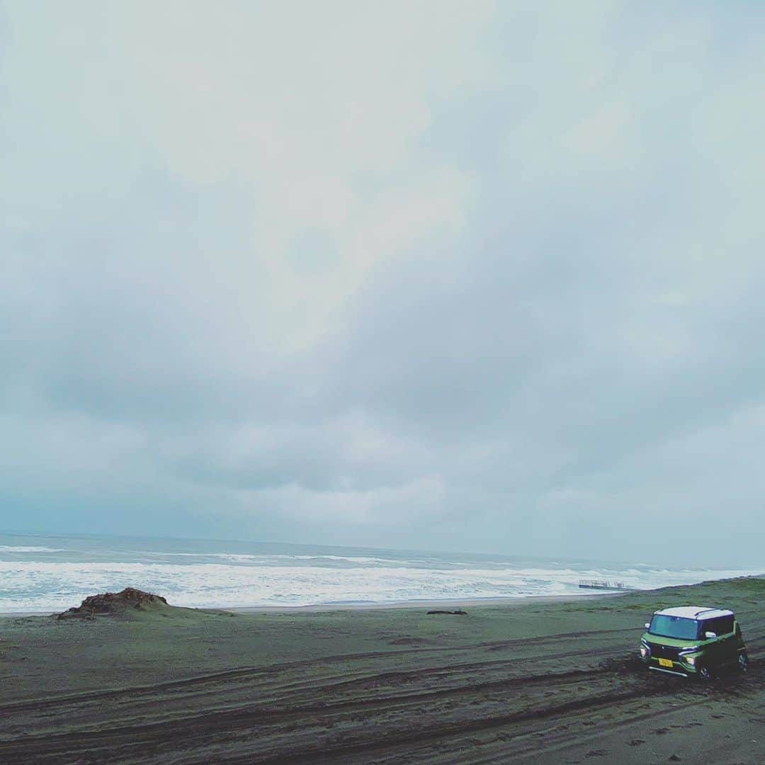 野口健さんのインスタグラム写真 - (野口健Instagram)「今日はeKクロススペースにてドライブ。近々、野口健YouTubeチャンネルにアップ致しますが、今日もベラベラトークがすぎたかな…スタッフさんの編集が大変そうです(^^;; こちらの海岸はたまりふらりとやって来てはボーと過ごします。波の音を聞いているだけで気持ちが落ち着くし。潮の香りもまたいい。  それにしてもeKクロススペース、ドライブが楽しい！  #野口健#ekクロススペース#三菱自動車アンバサダー」10月15日 21時08分 - noguchiken8848