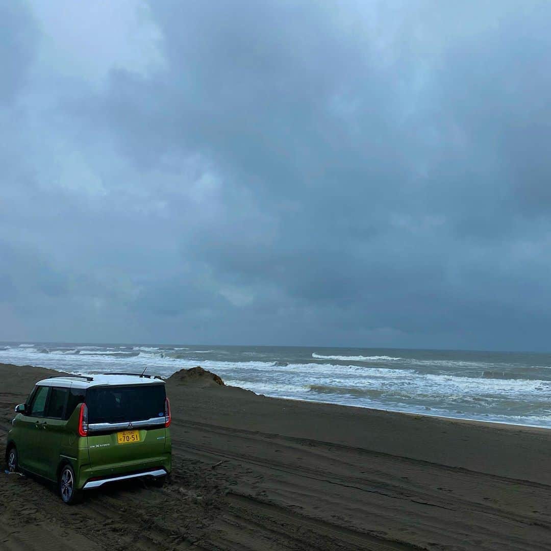 野口健さんのインスタグラム写真 - (野口健Instagram)「今日はeKクロススペースにてドライブ。近々、野口健YouTubeチャンネルにアップ致しますが、今日もベラベラトークがすぎたかな…スタッフさんの編集が大変そうです(^^;; こちらの海岸はたまりふらりとやって来てはボーと過ごします。波の音を聞いているだけで気持ちが落ち着くし。潮の香りもまたいい。  それにしてもeKクロススペース、ドライブが楽しい！  #野口健#ekクロススペース#三菱自動車アンバサダー」10月15日 21時08分 - noguchiken8848