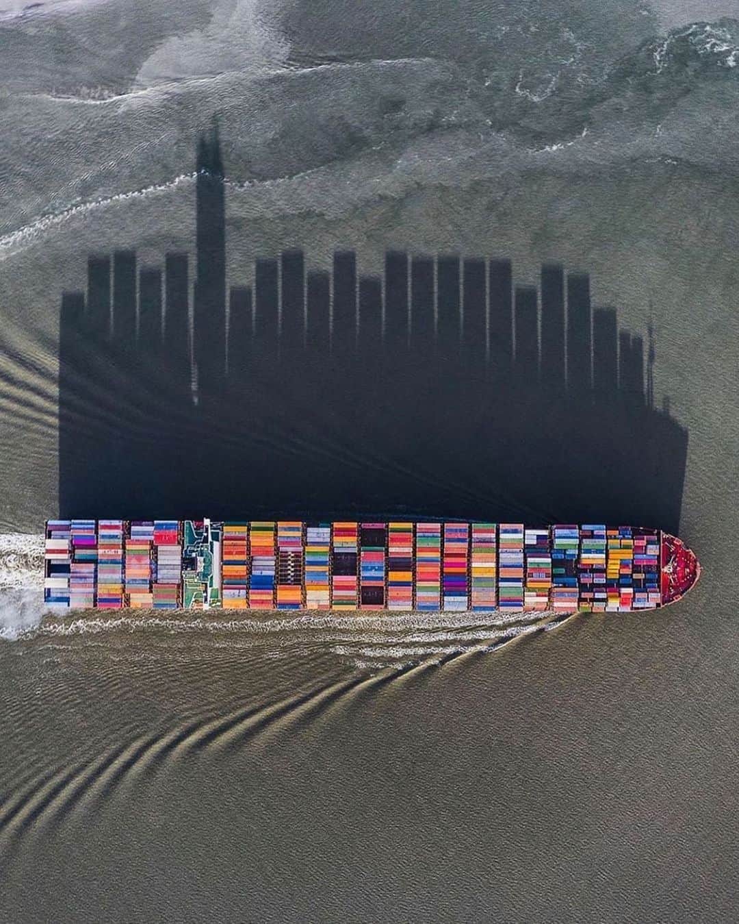 Canon Photographyさんのインスタグラム写真 - (Canon PhotographyInstagram)「Very creative aerial photography 🏙 Photography // @abstractaerialart Curated by @steffeneisenacher  #ship #containership #aerialphotography #dronephotography #abstactphotography」10月15日 21時10分 - cpcollectives