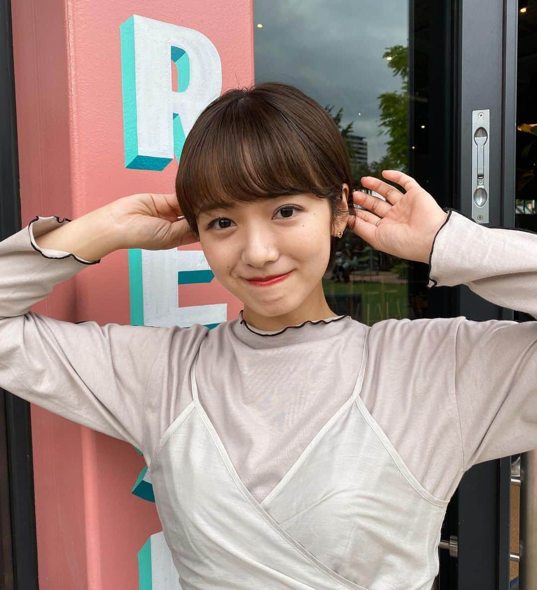 牛田英里さんのインスタグラム写真 牛田英里instagram この日はおしゃれなピクニックもできるカフェにいきました ワンピースは Kicuri Official シルエットと黒のラインが可愛くてお気に入り ショートカット ショートヘア ショートボブ ショート女子