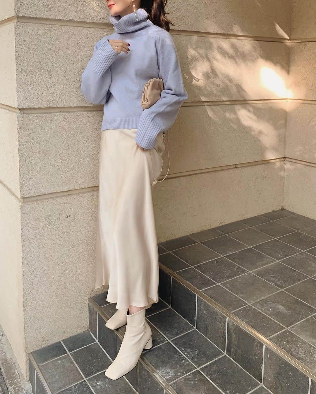 ___mikik___さんのインスタグラム写真 - (___mikik___Instagram)「いつかの私服。 ⠀ 今年も少しずつふわっと大きめなタートルニットを集めてます❄️ 冬にかけてのこの季節がなんだかワクワクドキドキで好き🤍 ⠀ knit…#fifth skirt…#zara shoes…#hyeon(10/22発売) bag…#bottegaveneta   #fashion#ootd#fifthtl#フィフス#ザラ#ヘヨン#ボッテガヴェネタ#オフタートルソフトタッチニット @fifth_store」10月15日 21時14分 - ___mikik___
