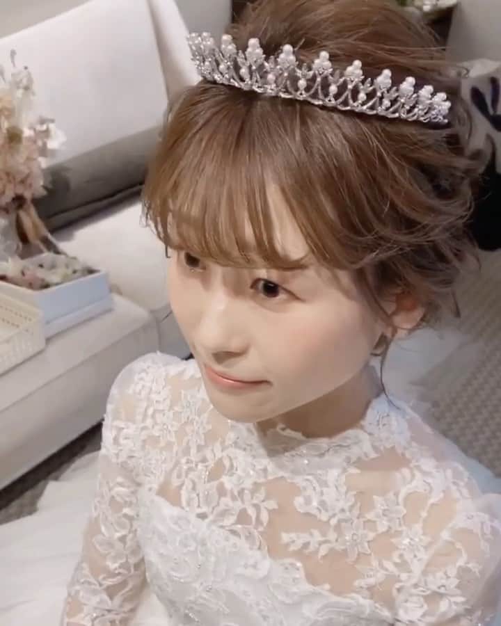 のインスタグラム：「【wedding hair】👑👑👑 先日担当の花嫁さん👰 担当させて頂きありがとうございました🙇‍♂️ . . . . . #ヘアスタイル#ヘアアレンジ#ヘアアレンジ動画#ヘアセット#アレンジ動画#ウエディング#ウエディングヘア#ウエディングドレス#ブライダル#ブライダルヘア#花嫁#プレ花嫁#プレ花嫁準備#コンラッド大阪」