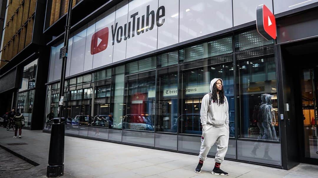 ワカ・フロッカ・フレイムのインスタグラム：「Only way 2 fly is with hang time, Never shit where you rest so I gotta shit outside like a k-9,  Lead ah horse to water but he won't drink shit, unless you pistol whip em and tell em to drink bitch,  Seen heavens gate felt the flames from hell 2,  lyrically I hold weight like a scale do, You digg me!!! #DontLetThemKillYaDreams」