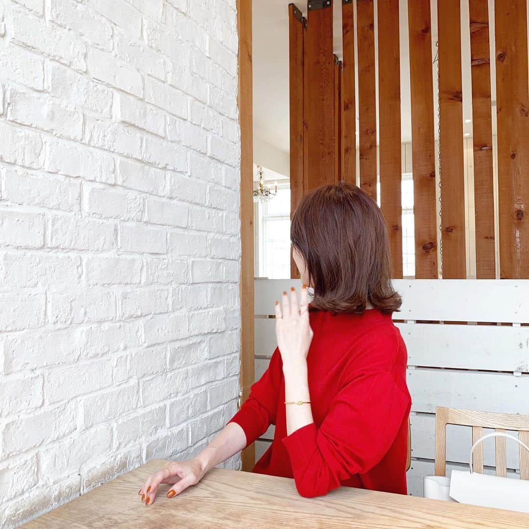 のインスタグラム：「𝑟𝑒𝑑 @lepsim_official  レピシィムのカラー診断で イエローベース×艶肌さんのニット🧶 . 今回の診断で似合う色がわかるのはもちろん、 4つの診断のうち苦手になるのは1つだけとなります！ イエベ×艶肌さんの逆は、 ブルベ×スマート肌さんの色、 これが色みとして苦手になる色たち。 . LEPSIMのカラー診断 では 艶肌は女っぽい印象が得意 スマート肌はマニッシュで格好いい印象が得意 自分の良さと素敵さに、 色の印象で気づいていただけますように…🙏 後ほどストーリーに貼っておくのでやってみてくださいね！ . @lepsim_official さんはお手頃で質も良く、 「よく笑うひと」のCMも毎度素敵で大好き… 携われたこと本当に幸せに思います🙇‍♀️ . . 𝑘𝑛𝑖𝑡 #lepsim #レピシィム#LEPSIMのカラー診断 𝑝𝑎𝑛𝑡𝑠 @stunninglure #stunninglure #スタニングルアー  𝑏𝑎𝑔 @celine #celine 𝑝𝑢𝑚𝑝𝑠 @pellico_japan #pellico」