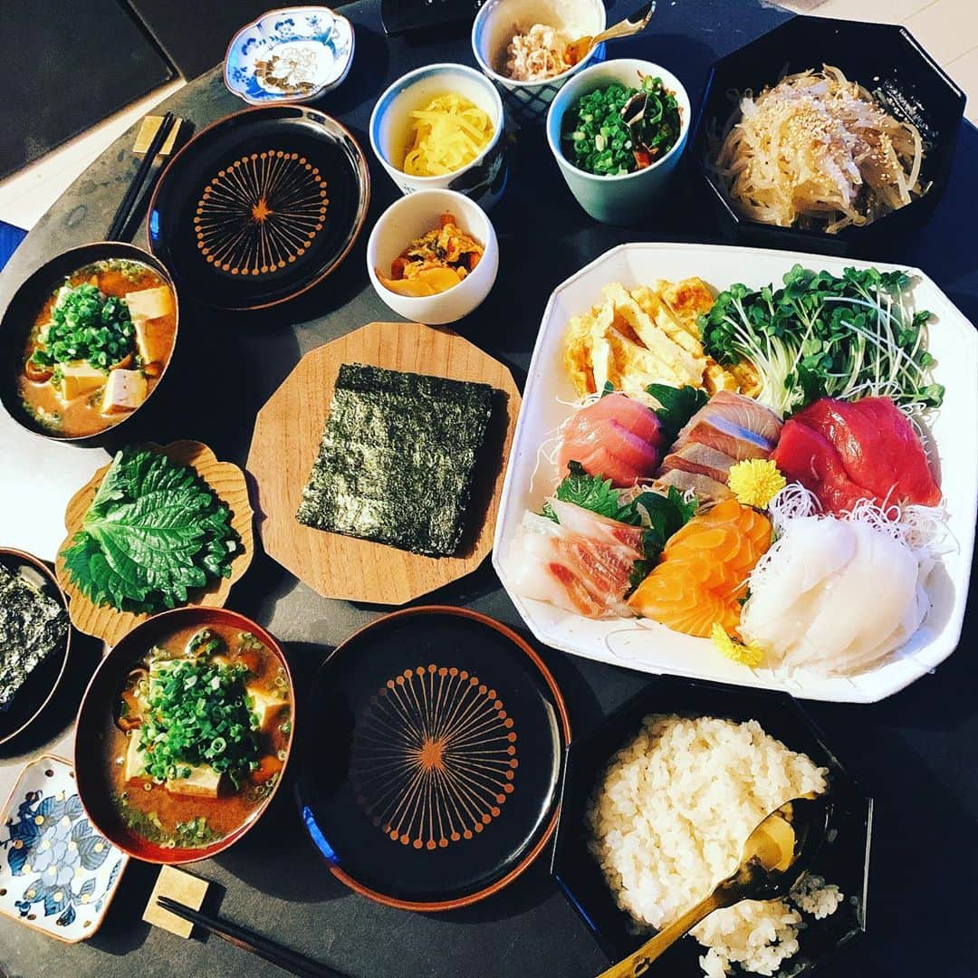 峰なゆかさんのインスタグラム写真 - (峰なゆかInstagram)「うちで定期的に開催される手巻き寿司パーティー。特にどこもパーティー要素はなく、黙々と巻いて食べるだけなのだがなぜかパーティー扱いされる謎の食べ物。 #手巻き寿司　#手巻き寿司パーティー #パーティー　#cooking #cookingathome #sushi #japanesefood #sushiparty」10月15日 21時18分 - minenayuka