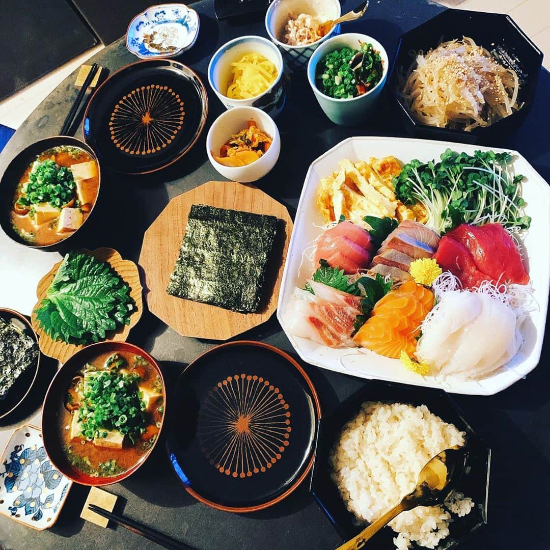 のインスタグラム：「うちで定期的に開催される手巻き寿司パーティー。特にどこもパーティー要素はなく、黙々と巻いて食べるだけなのだがなぜかパーティー扱いされる謎の食べ物。 #手巻き寿司　#手巻き寿司パーティー #パーティー　#cooking #cookingathome #sushi #japanesefood #sushiparty」