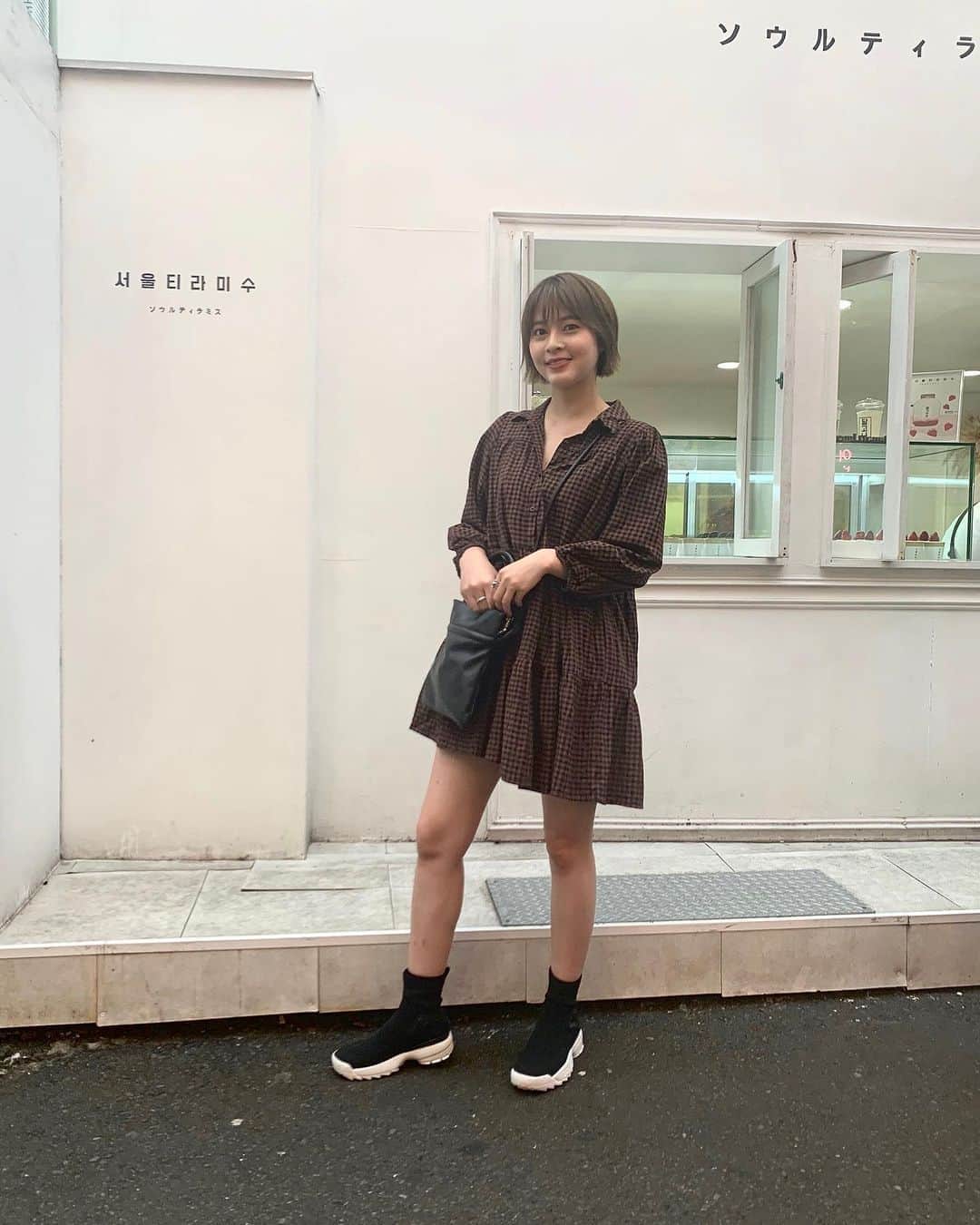えなちぃのインスタグラム：「ここ最近良く着るワンピース❤️ 丈感もちょうどいいのよ🥺✨ スニーカー合わせで カジュアルに着たけど🍂 ブーツと合わせで綺麗めにも着れるよ💡 . . .」