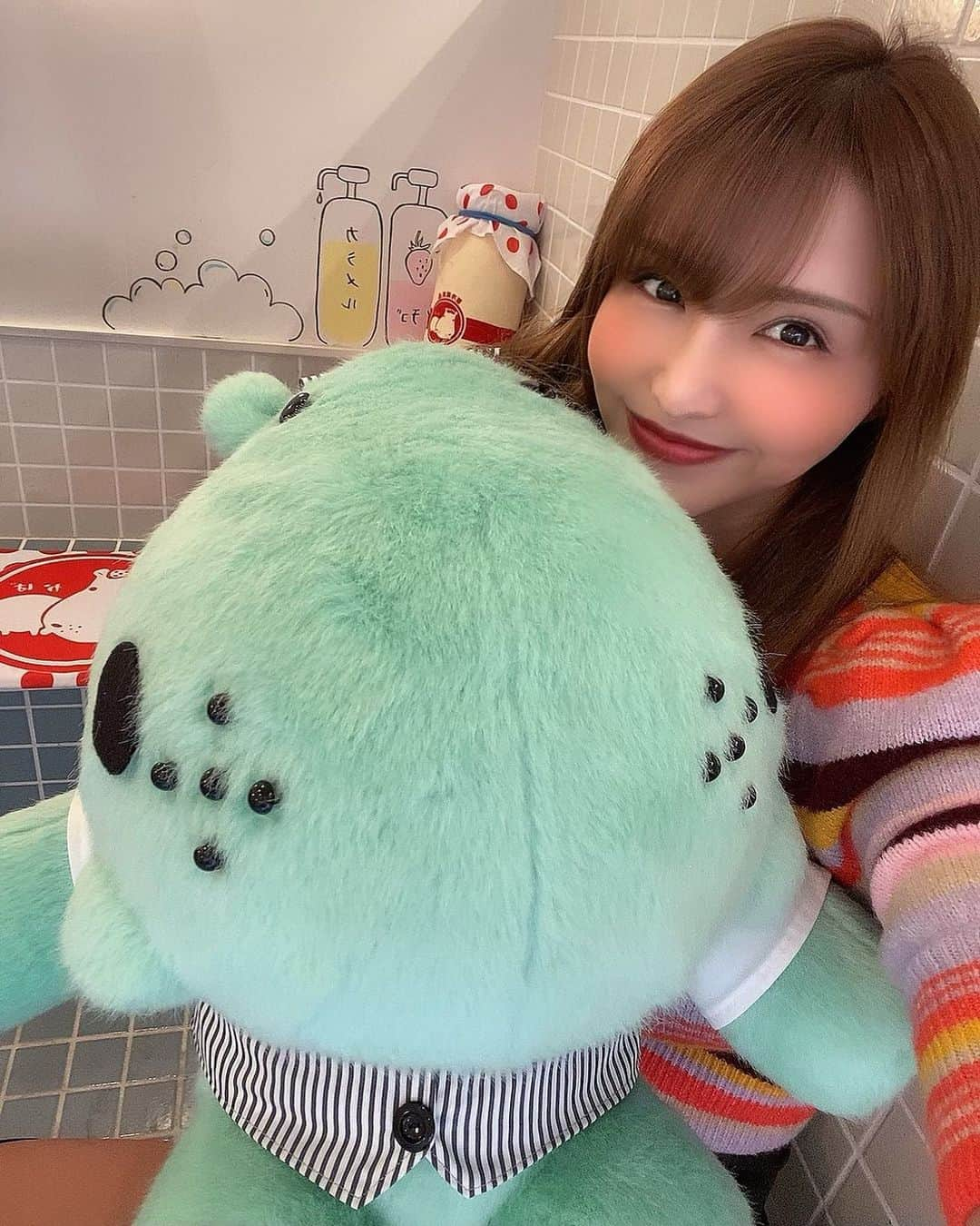 ほのかのインスタグラム：「たまにはおっぱい以外の思い出🦛💓 相棒にほのちゃんの ふつうの写真はどこでお披露目するの？ って聞かれて考えちゃった🤭 そんな相棒がとってもだいすきです😛💕 相棒との旅は続きます🚃💭 #相棒#あんなちゃん🐥」