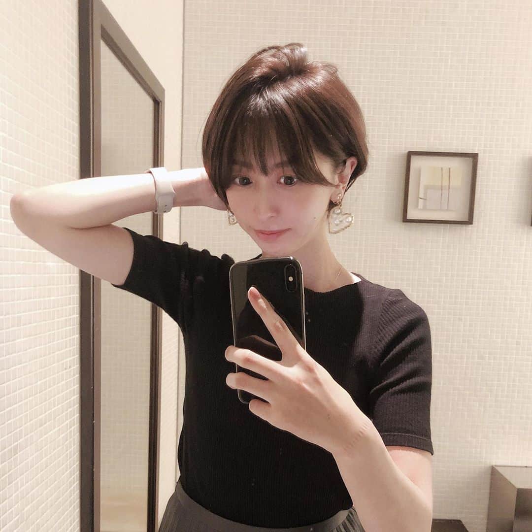 kumamoto_kaoruのインスタグラム：「1歳の怪獣息子に思春期入り口の娘。 自分の優先度なんか一番最後で後回しになりがち。 そんな中、STORYの編集さんとお会いして、同じママなのに余裕も品もあって意思が強くて一目惚れしてしまった。 せめて髪型だけでも真似しようと、黒髪ショートに。笑 久しぶりに襟足をバッサリ！ 気分も変わるし、セルフケアはやっぱり大事だなぁ。  #耳かけショート  #ショートヘア #ZACC #柳さん #hairstyle  #ママ」