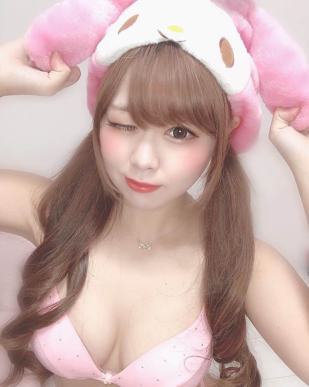 のインスタグラム：「大人向きのマイメロディ🐰 . . . . #バーレスク大阪#バーレスク大阪えれな#バーレスク#水着#ビキニ#ショーガール#グラビア#北新地#大阪#アイドル#キャバクラ#エロ可愛い#童顔巨乳#ロリ巨乳#ロリ顔#バーレスク東京#ツインテール#ピンク好き女子#ピンクビキニ#gotoトラベル#マイメロ好き#サンリオ好き#マイメロ#ツインテール女子 #burlesque#burlesqueosaka#idol#gravure#kitashinchi」