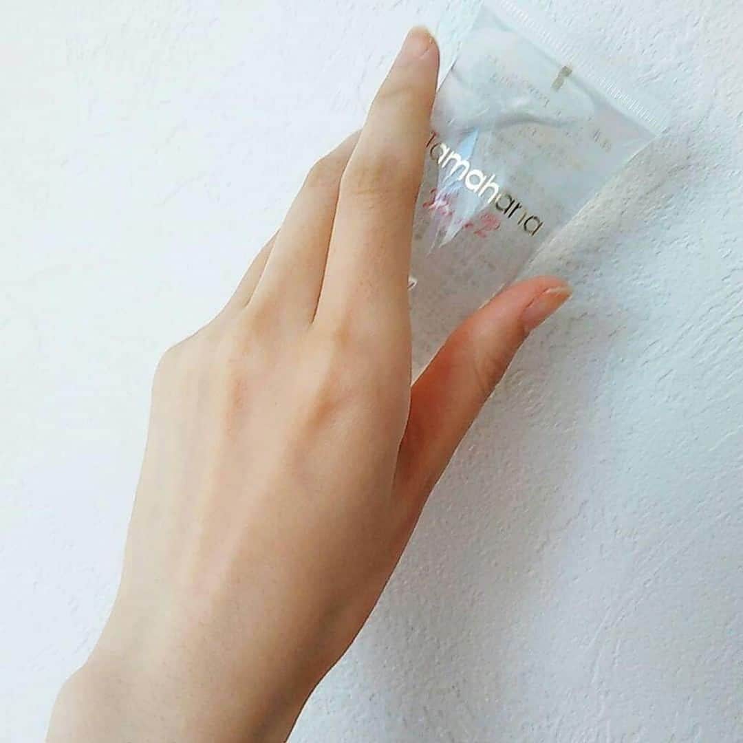 LIPS(リップス)-コスメ・メイク動画さんのインスタグラム写真 - (LIPS(リップス)-コスメ・メイク動画Instagram)「. 【抗菌とケアを同時に✨】  毎日鞄に入れて持ち歩いています。  出かけずに家にいる日も、 取り出して使っています。  そんな大好きなアイテム✾  ーーーーーーーー Tamahana ローズパワージェル 60g 手指洗浄と美容効果 ーーーーーーーー  ✔特徴 〈海の恵み〉 □パールエキスが角質層からうるおう肌へ導く。 □海藻“アマモ”エキスでメラニンの合成を抑制。ターンオーバーの正常化。 □昆布“カゴメ”エキスが肌にハリ、うるおいを与える。  〈トリプルローズパワー〉 □バラのオイルで肌にうるおいを与え、肌荒れを防ぐ。 □ダマスクバラの香りで気持ちを整える。 □カニナバラの果実から抽出した精油が保湿効果、抗菌、消炎効果がある。  🌊🌹  ✔使用してみて □みずみずしくスーと伸びる。 □手が乾燥しているときはジェルが自然になじんでいく。 □甘過ぎず強すぎない香りが好き。フッと香ると気持ちがいい。 □使用後はしっとり。  抗菌スプレー、ジェルが必須アイテムですが、 何回も使うと手の乾燥が気になりませんか？  私は気になっていましたが、このジェルで解決！  除菌スプレー→保湿と２段階踏んでいたのが、 これひとつで済むので楽ちんになりました✾  オムツを変えて手を洗った後に使う時なども、香りに癒やされています🌹  洗練されたパッケージで、 外で取り出すときも気持ちがいいですし、 マストハブアイテムです☺️✨  All Contents From： hana 提供品使用レビュー 参考価格 2,700円(税抜)  #lipscosme #Tamahana #ハンドジェル #除菌ジェル #プチプラコスメ #メイク #新作コスメ #透明感メイク #コスメ #makeup #秋コスメ #美容 #今日のメイク #かわいい #コスメ好きさんと繋がりたい #コスメオタク #秋メイク #メイク好きな人と繋がりたい #コスメレビュー #コスメ紹介 #コスメレポ #毎日メイク #ナチュラルメイク #かわいい #コスメ部 #おすすめ #cosme #化粧品 #美容垢さんと繋がりたい #コスメがわかるハッシュタグ」10月15日 21時30分 - lipsjp