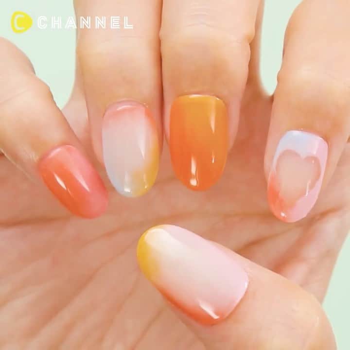 のインスタグラム：「⁣ 囲みグラデがめっかわ💗💚⁣ 🍬キャンディーネイル 🍬⁣ ⁣ ⁣ 🟫ネット予約のメニュー選択⁣ 【ハンド】⁣ ジェルコース＋お好みのアート両手4本以上⁣ ⁣ 💅🏻ネイリスト⁣ @chanmori_nail #森麻由花 ⁣ ⁣ 🟥ネイルサロン ⁣ @nailquick_atre_omori⁣ #ネイルクイックアトレ大森店⁣ ⁣ 🟪ジェルネイル⁣ @nailparfaitgel⁣ #ネイルパフェジェル #アレルギーレスジェル⁣ ⁣ ⁣ デザインに使われているカラー、ストーン、パーツ等に関しましては、店舗によって在庫状況が異なります。在庫切れの場合は、似ているカラー、ストーン、パーツをご案内させていただくことがございますので、あらかじめご了承ください。⁣ ⁣ ⁣ 🟨 cchannel_beauty⁣ #cchanネイル #ネイル動画 🎥⁣ ⁣ ⁣ マスキングテープで作る、キャンディのようなネイルデザインのご紹介です🍭👻🧡⁣ ⁣ 1. マスキングをハート型に切る。⁣ 2. クリアジェルを塗った爪の真ん中にハートを貼る。⁣ 3. 白色のジェルを塗る。⁣ 4. アイシャドウチップに３色のジェルをつけて、ランダムになじませる。⁣ 5. 2度繰り返して、ハートのシールを剥がして完成！⁣ ⁣ produced by Nail Quick⁣ @nailquick⁣ ⁣ ⁣ ┈┈┈┈┈┈┈┈┈┈┈┈┈┈┈┈┈┈┈┈⁣ 各店オリジナルのキャンペーンもございます✩࿐⁣ 各店SNSやホームページのキャンペーン情報もご確認ください。⁣ 🔗https://www.nailquick.co.jp/campaign/⁣ ⁣ ⁣ 📲ストーリーやハイライトも是非みてください🤲🏻⁣ ⁣ ﻿⁣ ⁣ ⊰ 感染防止対策 ⊱⁣ ﻿﻿﻿ネイリストとお客様の間にパネルを設置しています。⁣ スタッフは、マスク、ゴーグル（またはメガネ、フェイスシールドのいずれか）手袋を着用、手袋はお客様毎に交換いたします。 ⁣ ⁣ ご来店時、お客様には検温と「感染対策チェックシート」のご確認、マスクの着用、手指消毒、施術中にスマートフォン等をお使いになる場合は、スマートフォンの消毒もお願いしております。⁣ ⁣ 安全・安心への取り組みとお客様へのお願い⁣ 🔗 https://www.nailquick.co.jp/campaign/kansentaisaku/⁣ ⁣ ご不便をお掛けしますが、ご理解・ご協力を賜りますよう、お願い申し上げます。⁣ ⁣ #コロナ対策店⁣ #ネイルクイック⁣ ⁣ ━━━━━━━━━━━━━━━━━━⁣ ⁣ #gotoトラベル地域共通クーポン取扱店舗⁣ #gotoトラベル⁣ ⁣ ⁣ #ネイルデザイン #ジェルネイル #ネイル好きな人と繋がりたい #セルフネイル #ネイルデザイン #トレンドネイル #ハートネイル #大人かわいいネイル #カラフルネイル #囲みグラデーション #グラデーションネイル #キャンディーネイル #グラデネイル #nail #colorful #nailquick #gelnails #naildesigns #네일아트 #젤네일」