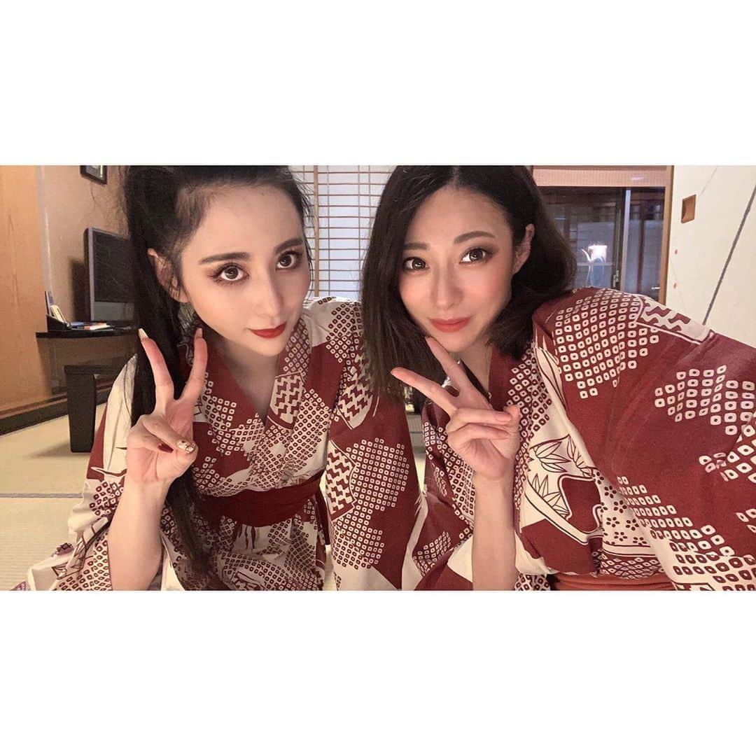 華沢友里奈さんのインスタグラム写真 - (華沢友里奈Instagram)「久しぶりに @himekani と泊まりの旅行❤️  伊豆に行ってきました✨  白浜神社⛩初めて行ったんだけど 素敵すぎた❤️ 昔から私と姫香は見た目派手だけど 神社とか回るのが好きでもう何箇所 行ったんだろ🤣❤️❤️  まさかの蟹が大量発生してて 水が綺麗で神聖な場所なんだなって思った❤️御利益ありそ✨  そして観音温泉初めて行ったんだけど これまたよすぎた😭❤️ お肌ツルツルだし星は綺麗だし 夜は久しぶりに夜中まで語り合って とっても楽しかった❤️  もちろんまさかの野生の猪は怖かったよ🤣 トラウマすぎて今1番怖い物聞かれたら即答で猪って答えるwwww  髪の毛切って古風な見た目になった私を相方さんはずっとツボに入ってた❤️  二日目はペリーロードに行ったり 富士山チャレンジしたけど迷子になっていけなかったり🚗 御殿場のアウトレットに行って女子旅行満喫❤️  あー😩楽しすぎたせいで 帰ってきてからテンション上がらない😭 一週間くらい旅行行きたい😢❤️❤️❤️  #女子旅行　#温泉旅行 #白浜神社　#伊豆　#観音温泉 #followｍe」10月15日 21時22分 - hanazawayurina