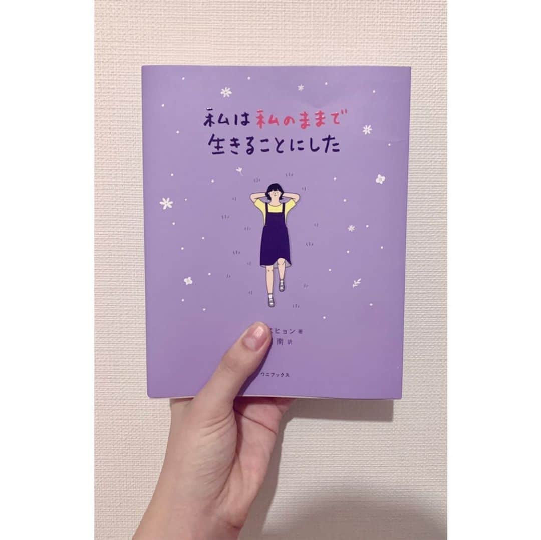 望月萌衣さんのインスタグラム写真 - (望月萌衣Instagram)「📖 . . . . 読書の秋なので最近読んでいる本を。 . . . ふら〜っと本屋さんに入ったときに見つけたものです☺︎ . . 上手くやらなきゃ、評価されなきゃって焦ってるときに是非読んでほしい一冊です💭 . . . #本 #読書 #読書記録 #読書の秋 #私は私のままで生きることにした #エッセイ #キムスヒョン#吉川南 #紹介 #いいね返し #book#recommendation #essay #kimsoohyun #kbooks #독서#에세이 #나는나로살기로했다 #가을은독서의계절#🍁#📚 #데일리#좋아요반사」10月15日 21時25分 - cq_meim