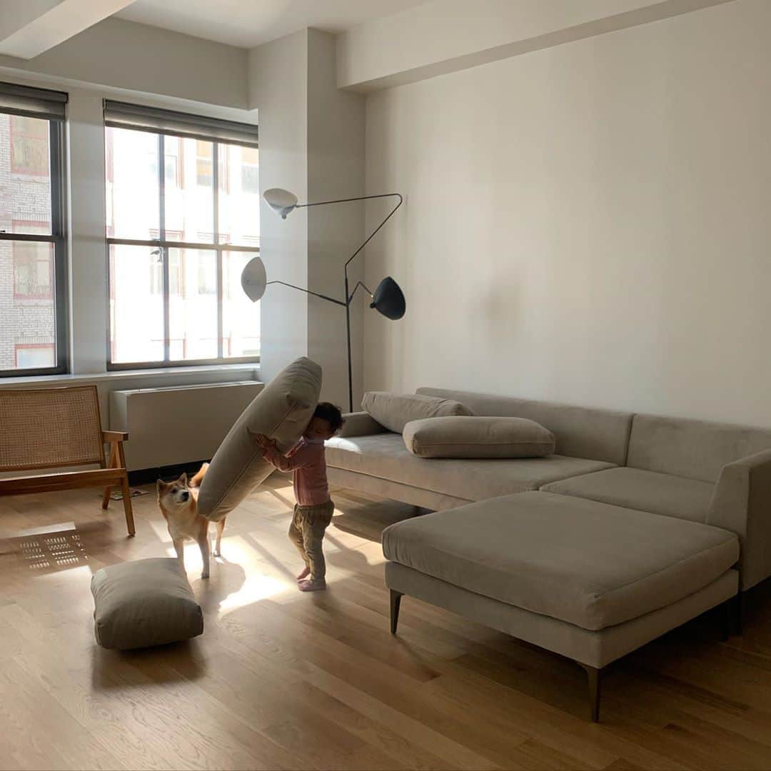 大塚良子さんのインスタグラム写真 - (大塚良子Instagram)「二ヶ月前にオーダーしてたソファーがやっと来たー。娘と小次郎に汚されることを考えてサンドカラーに、思ったより明るい色だったけど部屋に合ってて良かったです。配置をどうするかちょっと考え中。  #homesweethome #interiors  #nyc #newyorkcity #interiordesign  #sofa #homedeco ##livingroom  #ニューヨークライフ#海外移住#海外生活　 #ニューヨーク　#ニューヨーク生活　 #インテリア　#リビングルーム  #シンプルな暮らし」10月15日 21時25分 - ryokokonami