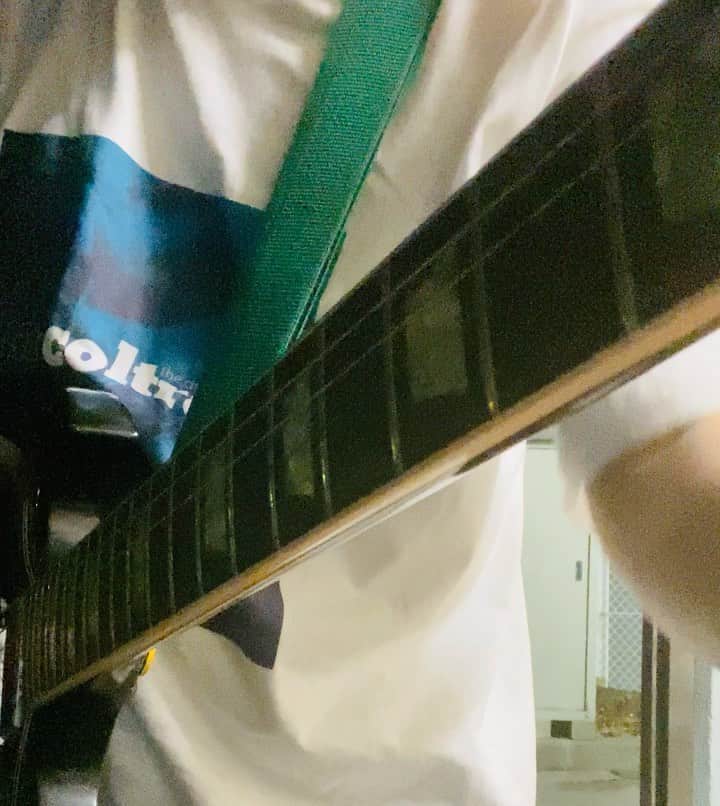 小野武正のインスタグラム：「今日ついに零れるかと思った #わしつなぎ #2周目 なんとか撮影の休憩時間に完全生音黒SG君で繋ぐ事に成功 本日もKEYTALKの曲を弾いてますが、、、わかるでしょうか、、、」