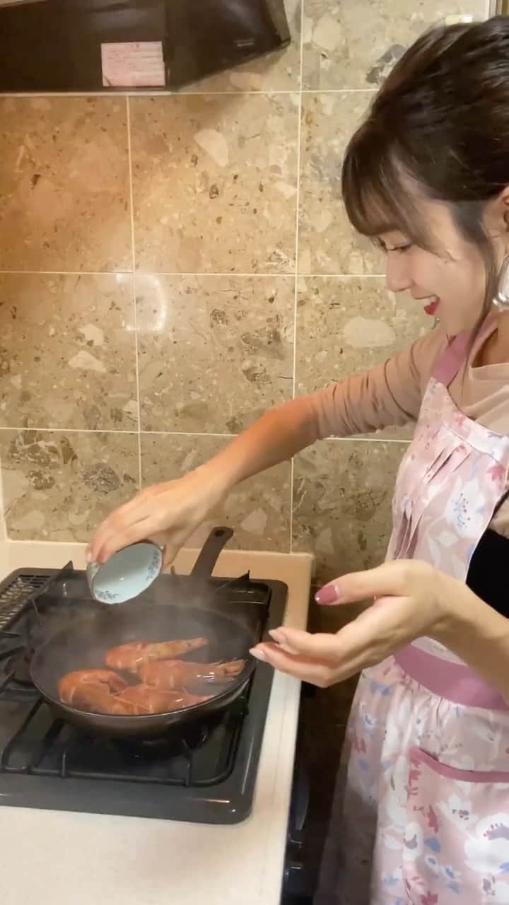 樋口花果のインスタグラム：「明日ある料理動画がアップされます、、🦐  なにを作ったでしょう😚 当ててね！👀  #料理 #リール #えびちゃん」