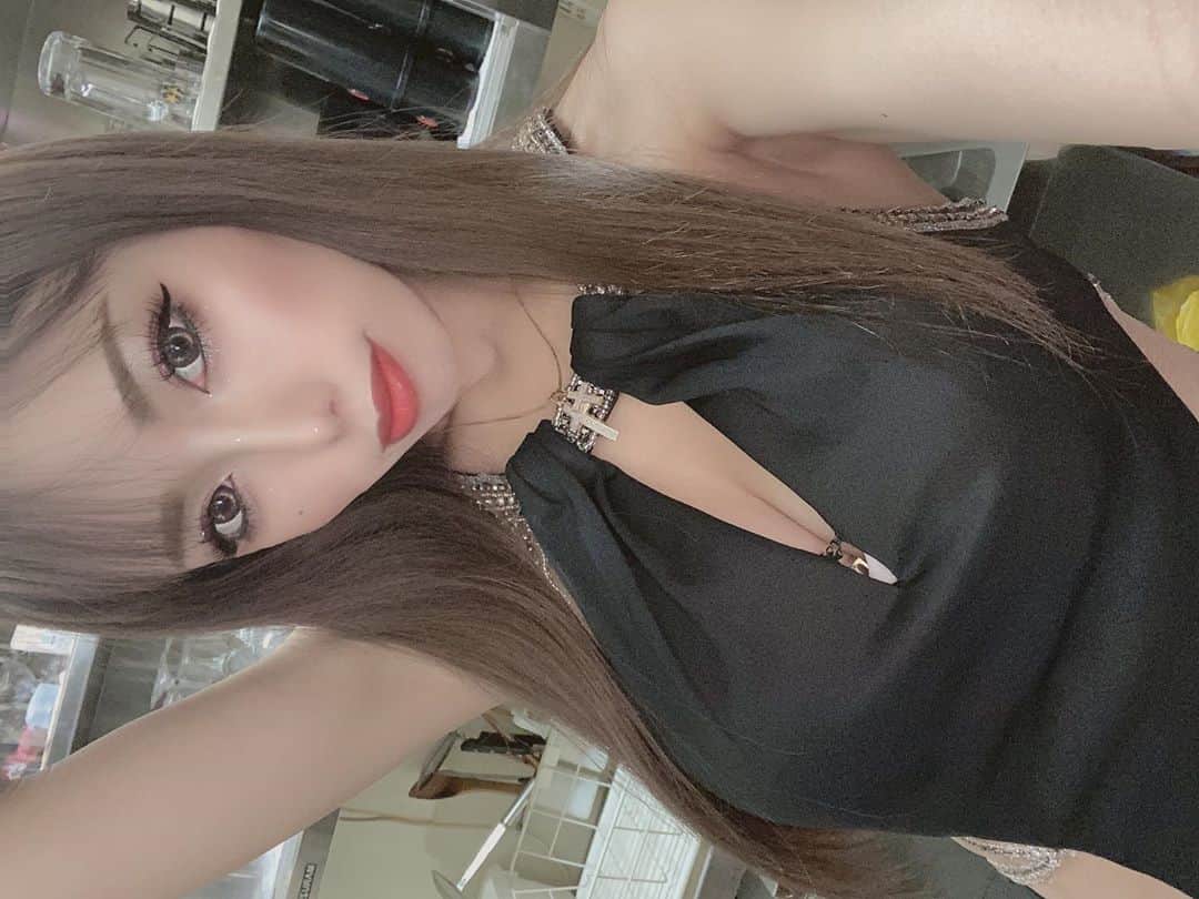 のインスタグラム：「今日から三日間6周年イベントですん💓みなさんのおかげで 迎えることができます！ いつもありがとうございます💙 今日から三日間よろしくお願いしまーす🥺  .  #千葉キャバクラ#千葉富士見キャバ嬢#千葉富士見町キャバ嬢#千葉富士見キャバクラ#arドレス#ジュエルズドレス#コロナに負けるな#コロナに負けるな日本#オンラインキャバクラ#ファッション好きな人と繋がりたい#ヘアメイク#お家スタイル#息してる？#followｍe4 #follow4like#followtrain」
