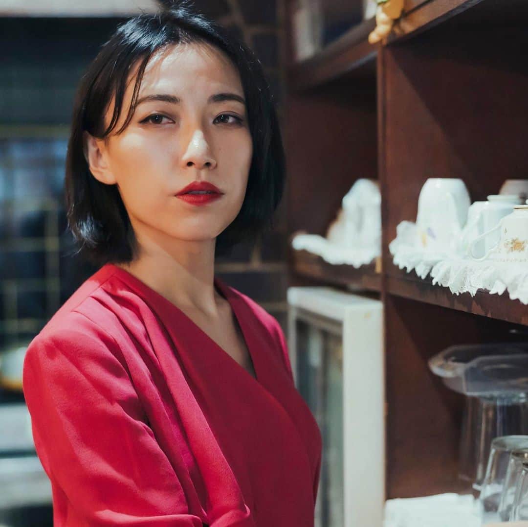 RIKAPEPEのインスタグラム：「講談社FORZA STYLE様での新連載『大人の純喫茶ぺぺ』（恋愛相談所）が更新されました☕️💘 ・ 今回のテーマは、 【「恋」と「愛」、そして「恋愛」について】 ・ 忘れかけた恋心を呼び醒す、あの昭和の名曲と共にお届けさせていただきました。皆様の憩いの場になれますと嬉しいです☕️💌👩‍❤️‍💋‍👨 ・ ☑︎リンクはプロフィールに貼っておきます🙇‍♀️ https://forzastyle.com/articles/-/60235  #シルエットロマンス #大橋純子  #来生えつこ  #来生たかお  ・ @forzastylecom  Photo by： 高松 祐太さん @yutatakamatsu_ch111  加藤 修平さん @katie_san3  Illustration by：酒井 恵理さん @sakaisalie」