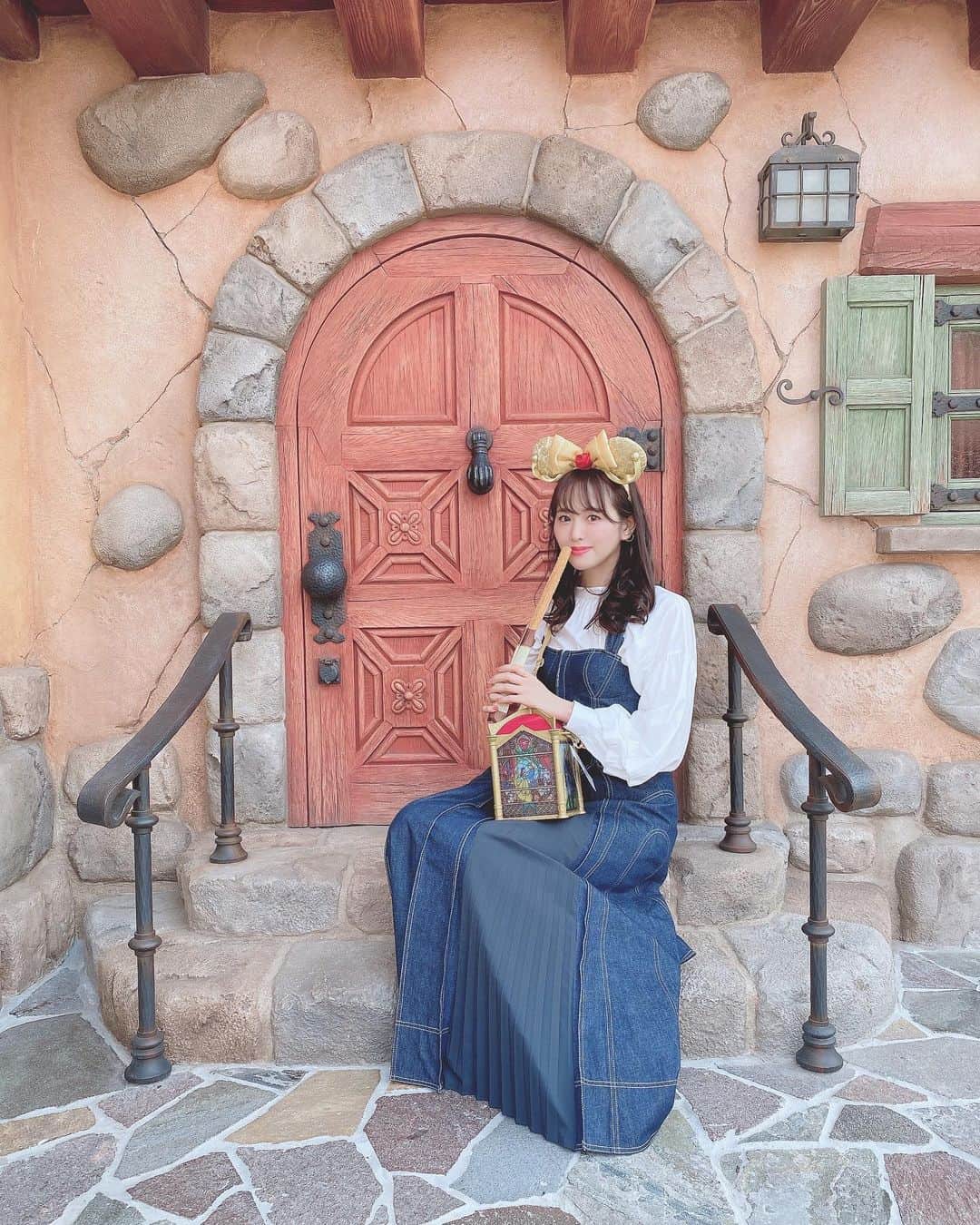 SHIHORINのインスタグラム：「𓂃 𓈒❁⃘  手に持ってるのは ル・フウズ・チュロス🥖 #アップルキャラメル 味🍎 これは何本でもいけちゃう美味しさ〜🤤  #shihorin__disney  #disney #disneyland #tokyodisneyland #tokyodisneyresort #newfantasyland #disneyfood #disneybound #beautyandthebeast #ディズニー #ディズニーランド #東京ディズニーランド #東京ディズニーリゾート #ディズニーバウンド #ベルコーデ #ベルバウンド #町ベル #ガストン #ルフウズ #チュロス #ディズニーフード #パークフード #美女と野獣 #美女と野獣グッズ #美女と野獣エリア #ニューファンタジーランド」